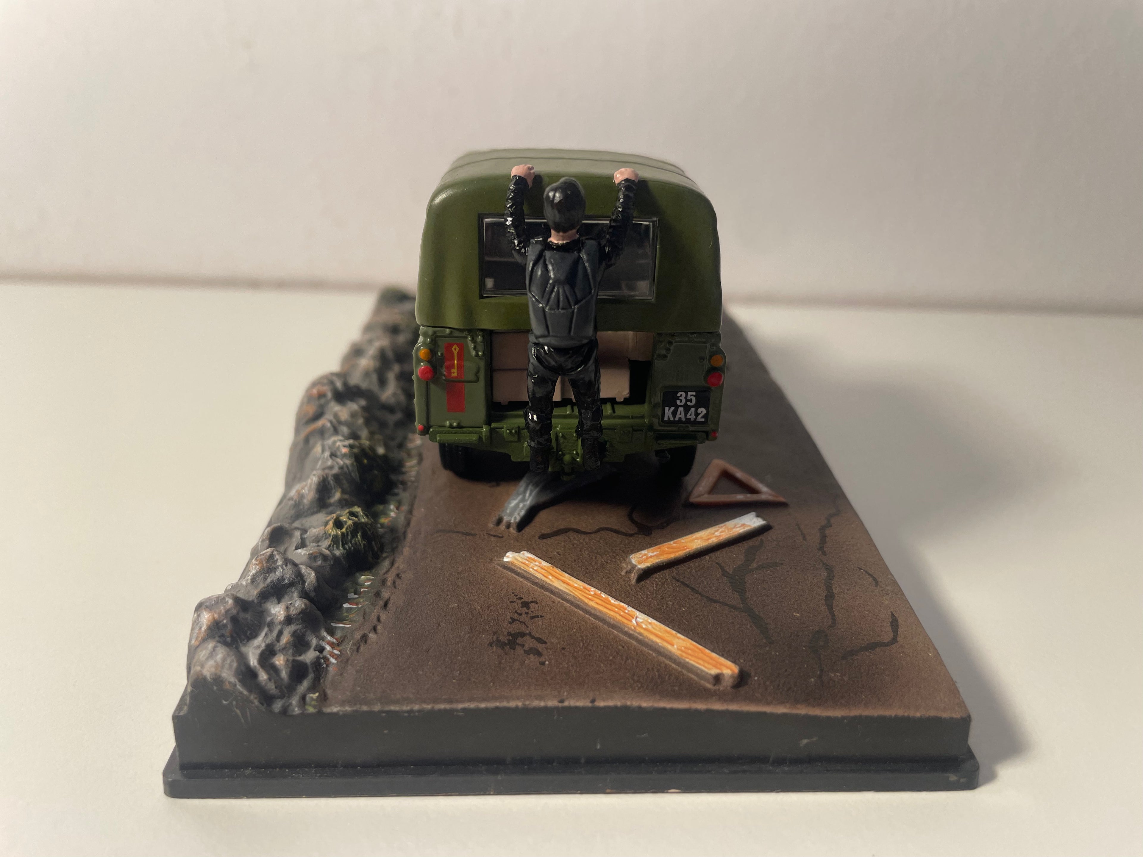 Land Rover Series III vert Kaki - JAMES BOND - TUER N'EST PAS JOUER (The living daylights) - MANQUE UN RETRO