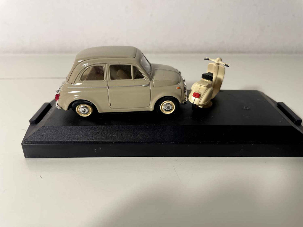 Fiat Steyr-Puch 650T (austriacka wersja derivatywna Fiat 500) beżowy/jasnobrązowy z Vespą - Kolekcja Vitesse referencja 031