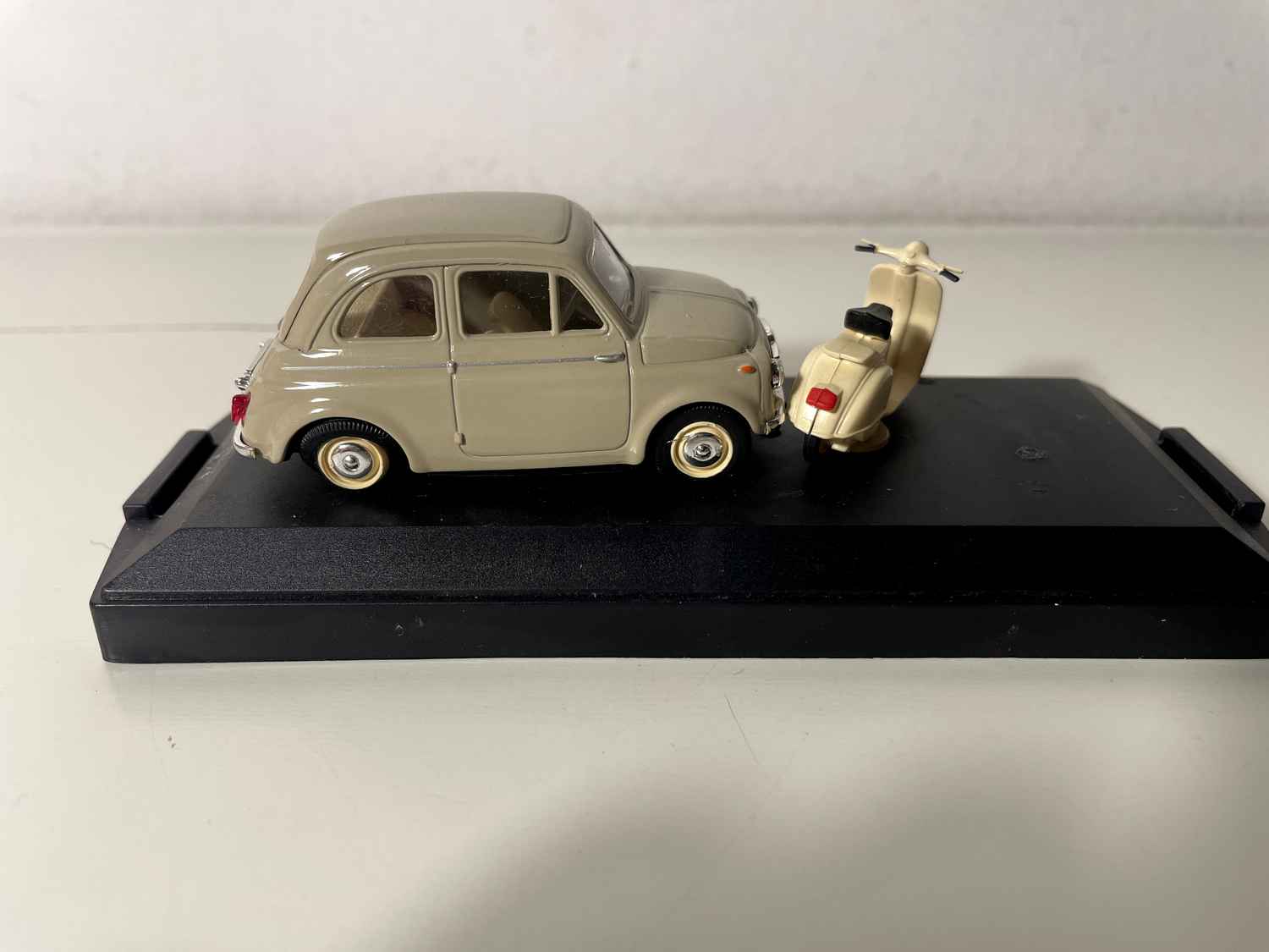 Fiat Steyr-Puch 650T (austriacka wersja derivatywna Fiat 500) beżowy/jasnobrązowy z Vespą - Kolekcja Vitesse referencja 031