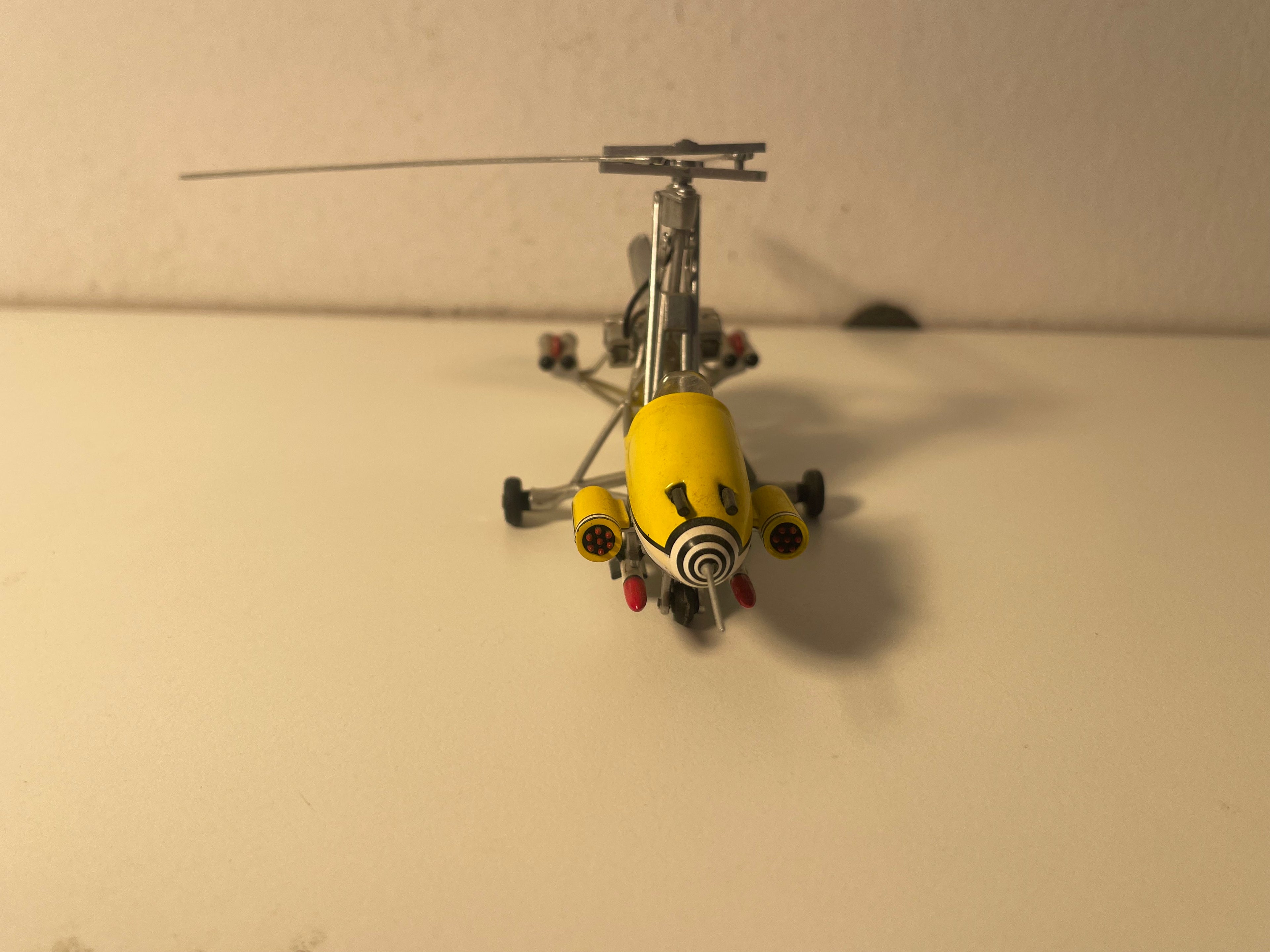 Gyrocopter jaune - JAMES BOND - ON NE VIT QUE DEUX FOIS