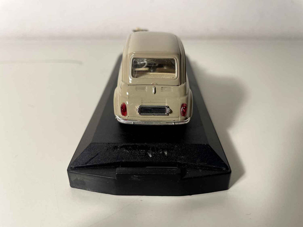 Fiat Steyr-Puch 650T (austriacka wersja derivatywna Fiat 500) beżowy/jasnobrązowy z Vespą - Kolekcja Vitesse referencja 031