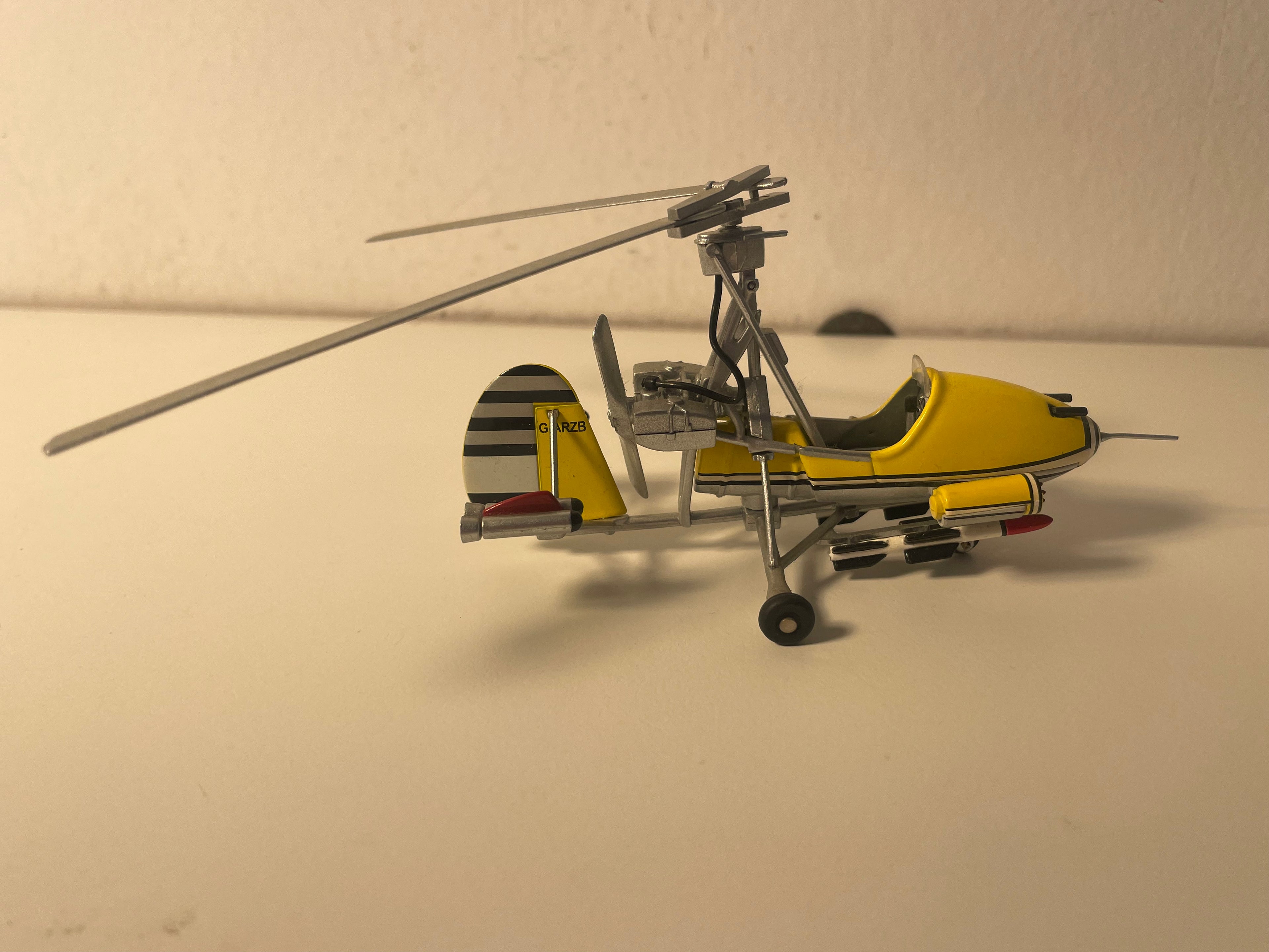 Gyrocopter jaune - JAMES BOND - ON NE VIT QUE DEUX FOIS