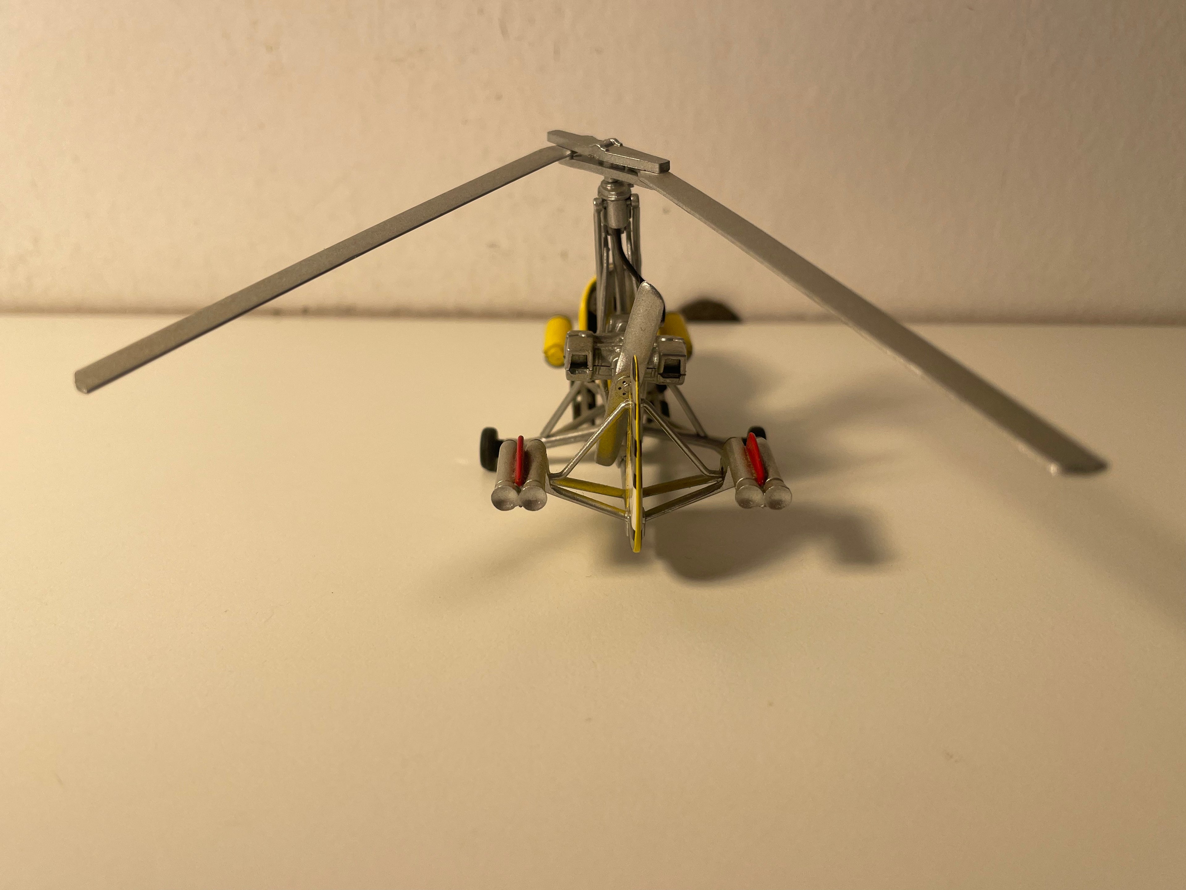 Gyrocopter jaune - JAMES BOND - ON NE VIT QUE DEUX FOIS