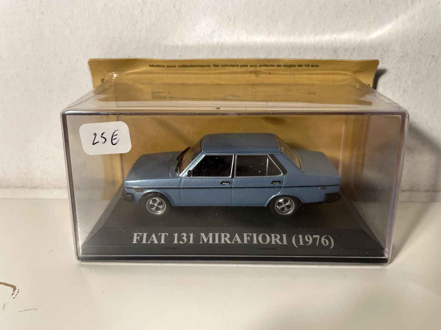 Fiat 131 Mirafiori niebieski z 1976 roku