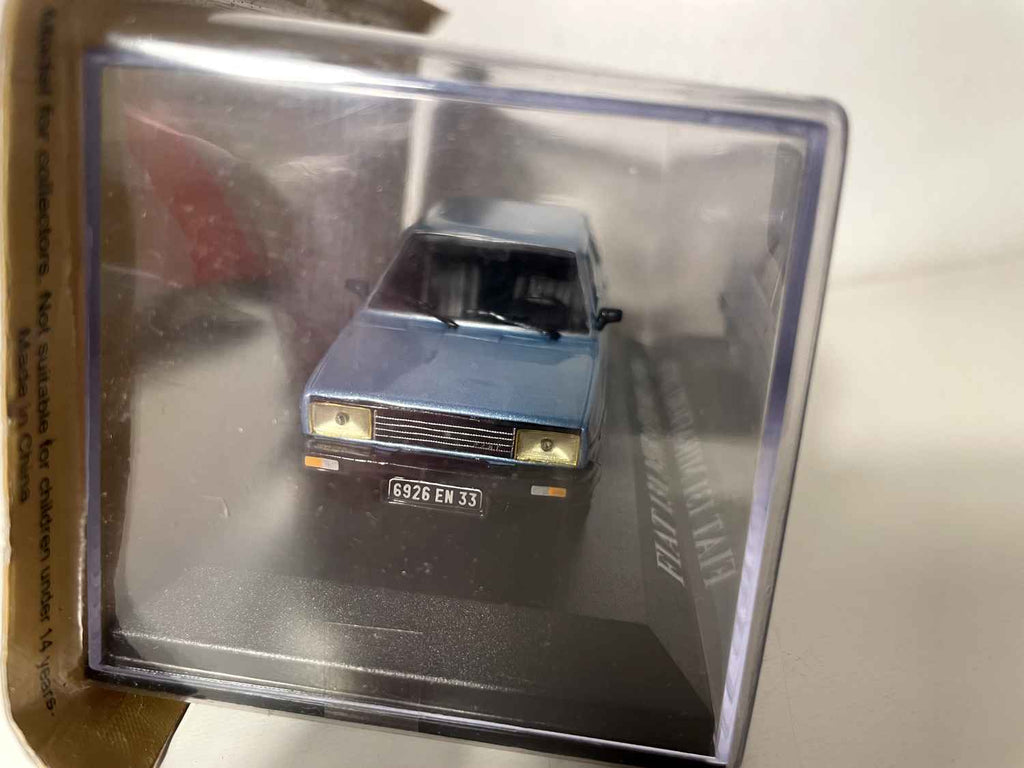 Fiat 131 Mirafiori niebieski z 1976 roku