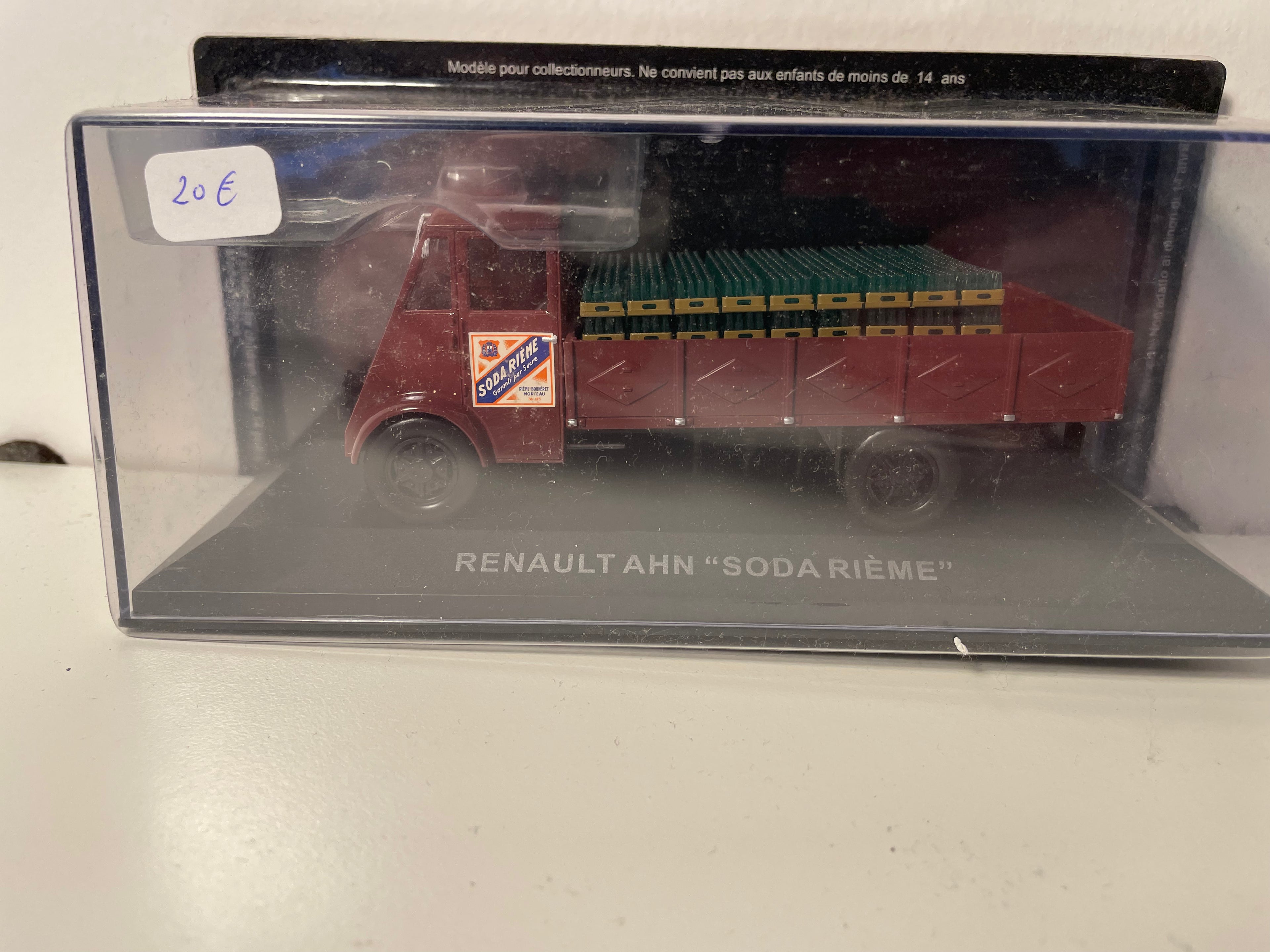 Renault AHN "SODA RIELE" brązowy ciężarówka z skrzynią i butelkami sody