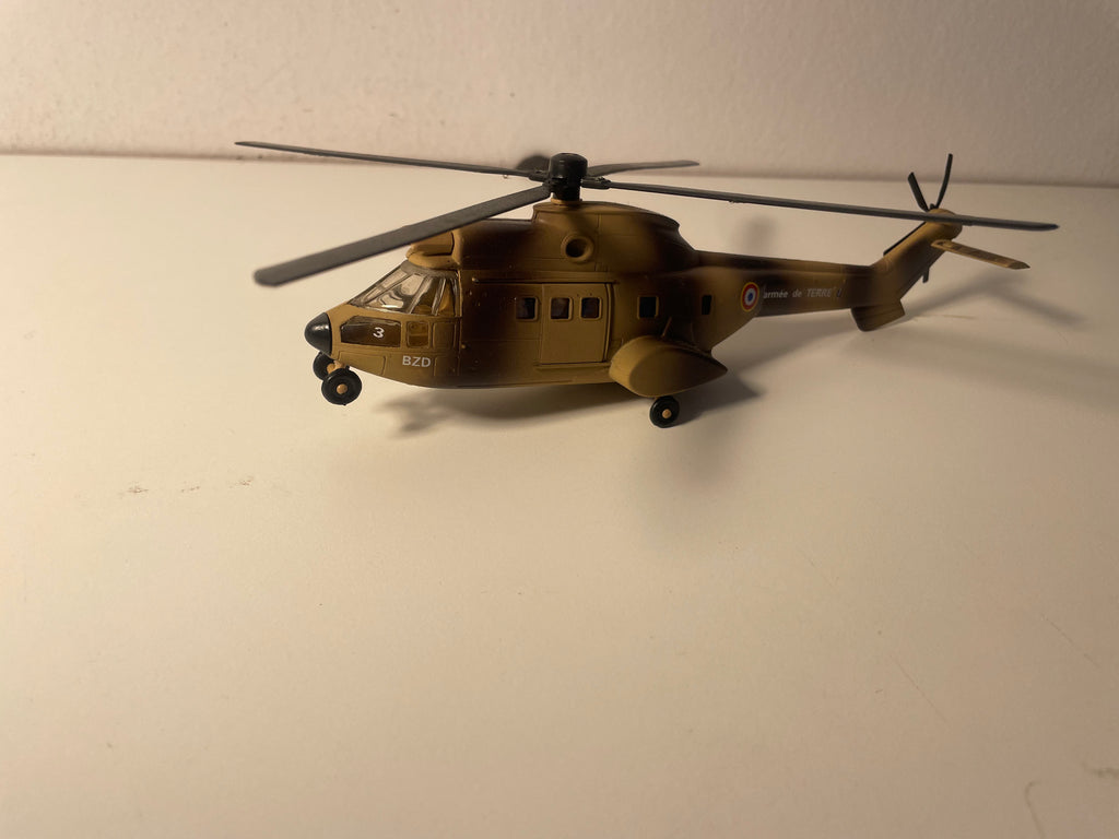 Hélicoptère militaire de l'armée de terre - Collection SOLIDO - boite N° AG4798 (une roue à coller)