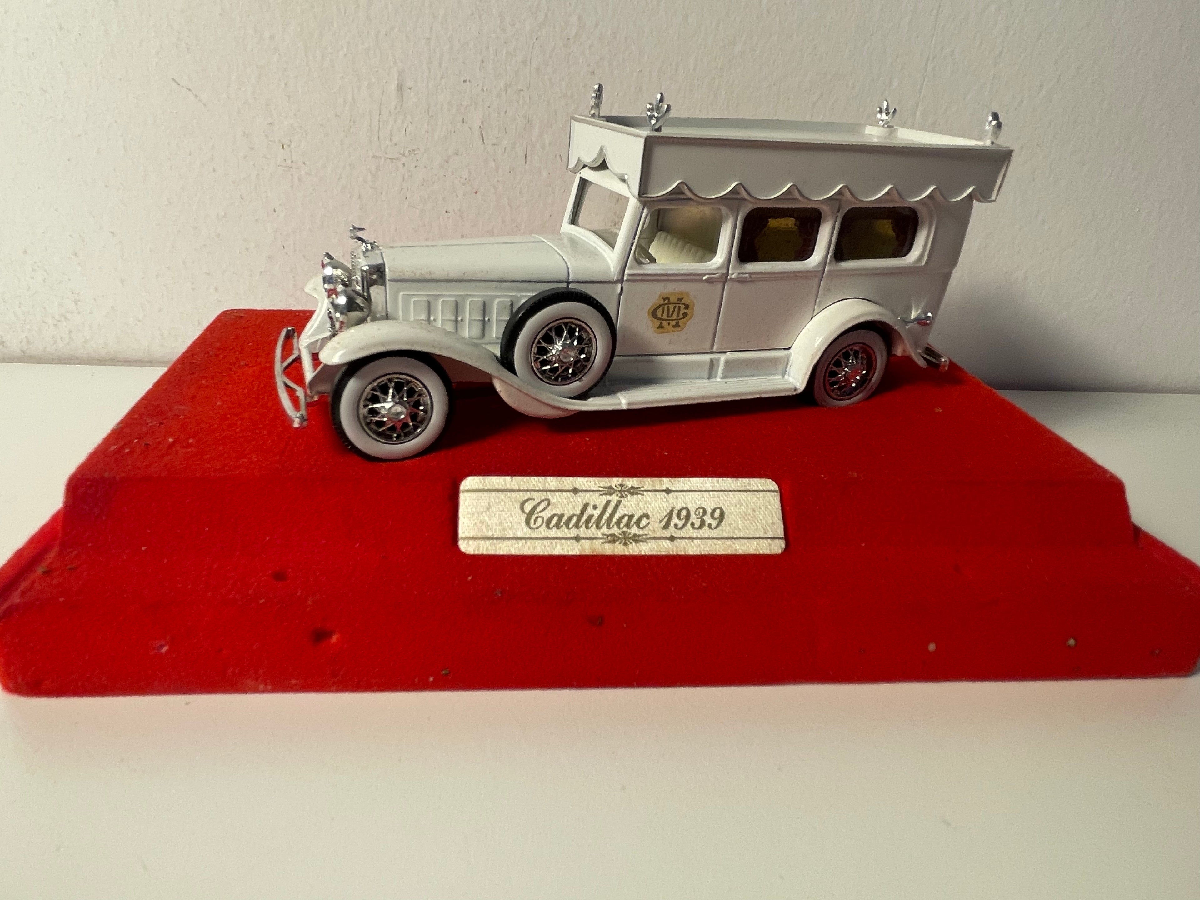Cadillac corbillard wäiss vum 1939 - VEREM