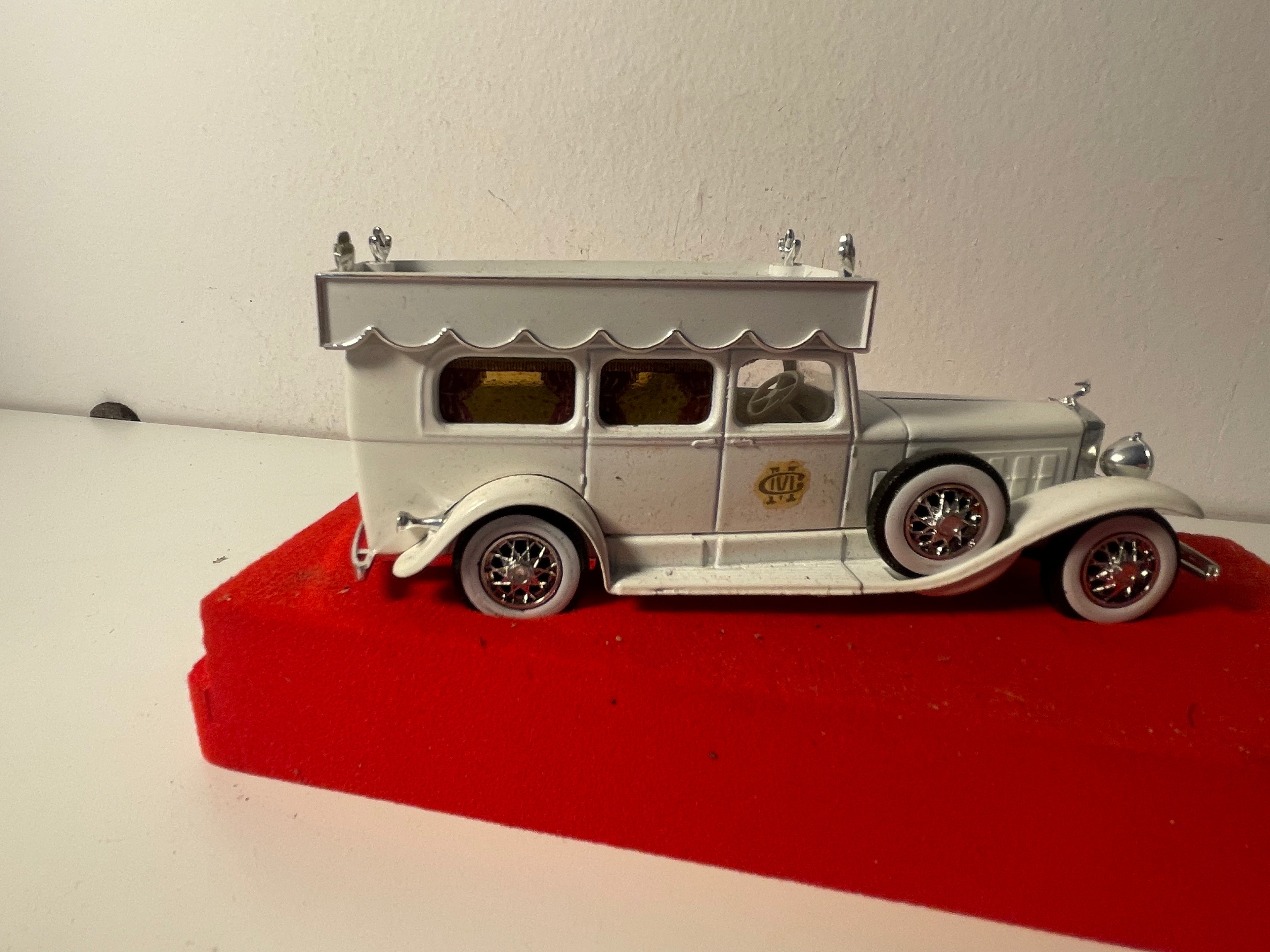 Cadillac corbillard wäiss vum 1939 - VEREM