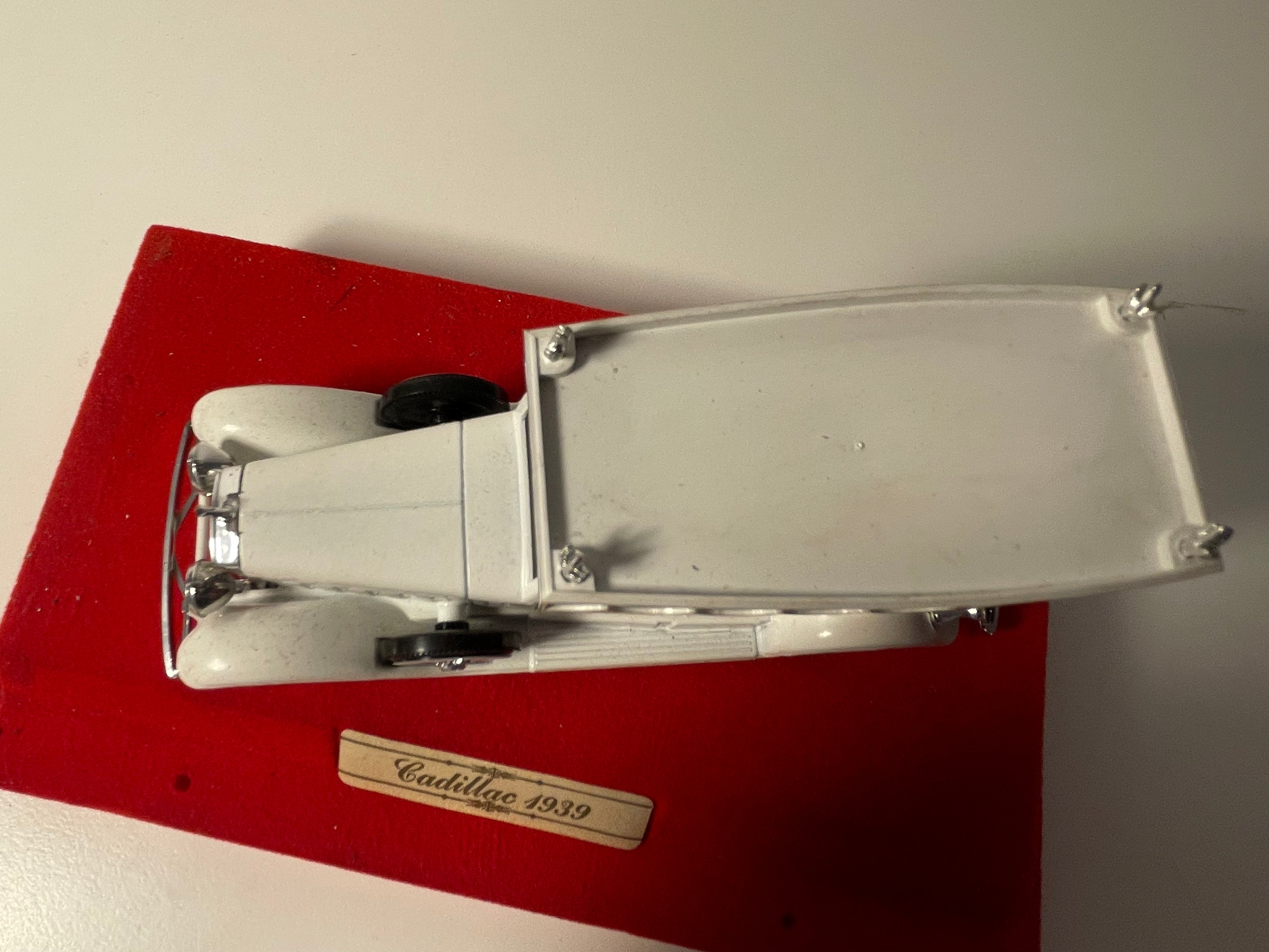 Cadillac corbillard wäiss vum 1939 - VEREM