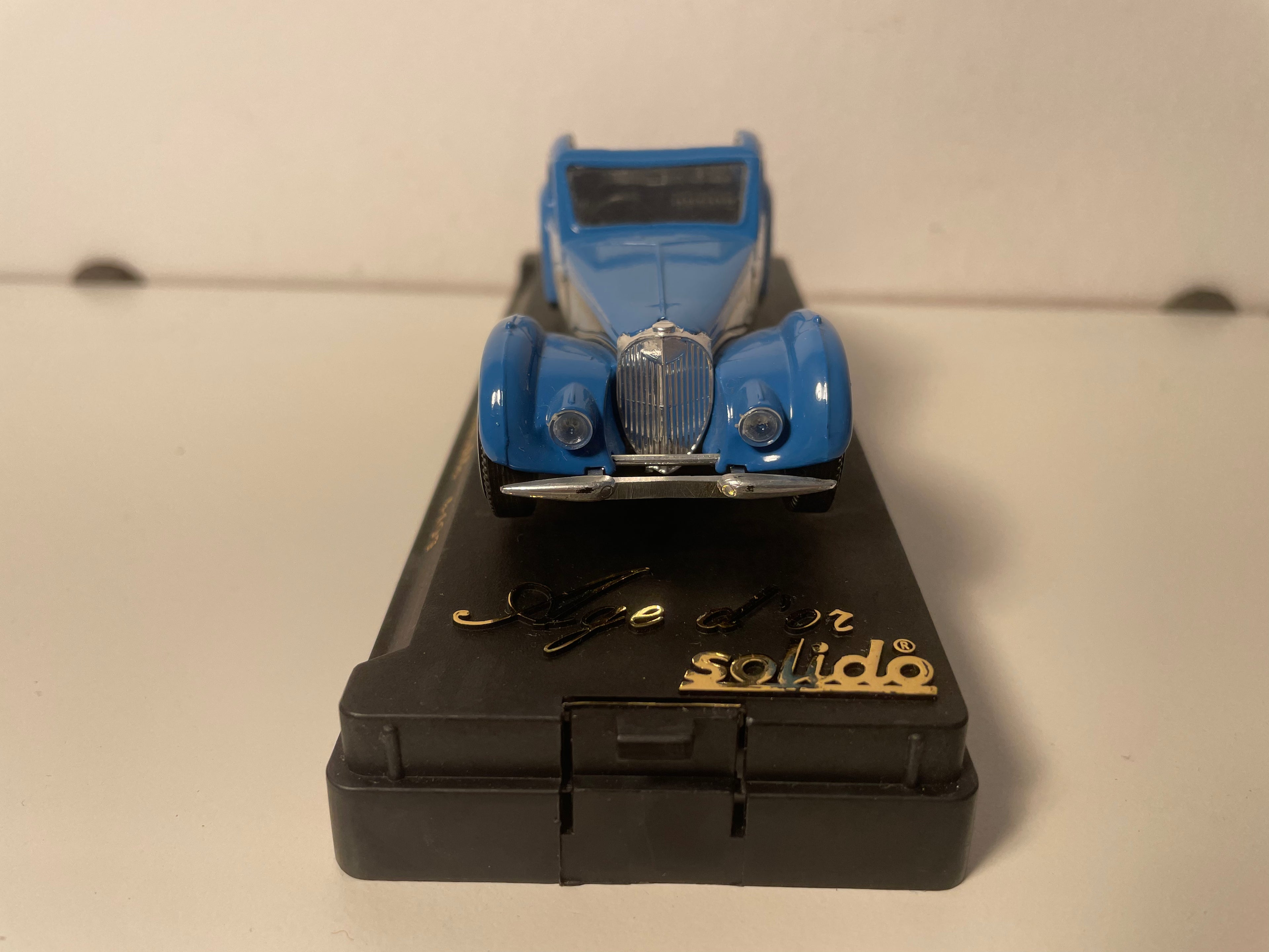 Bugatti découvrable bleue - Solido référence 4109