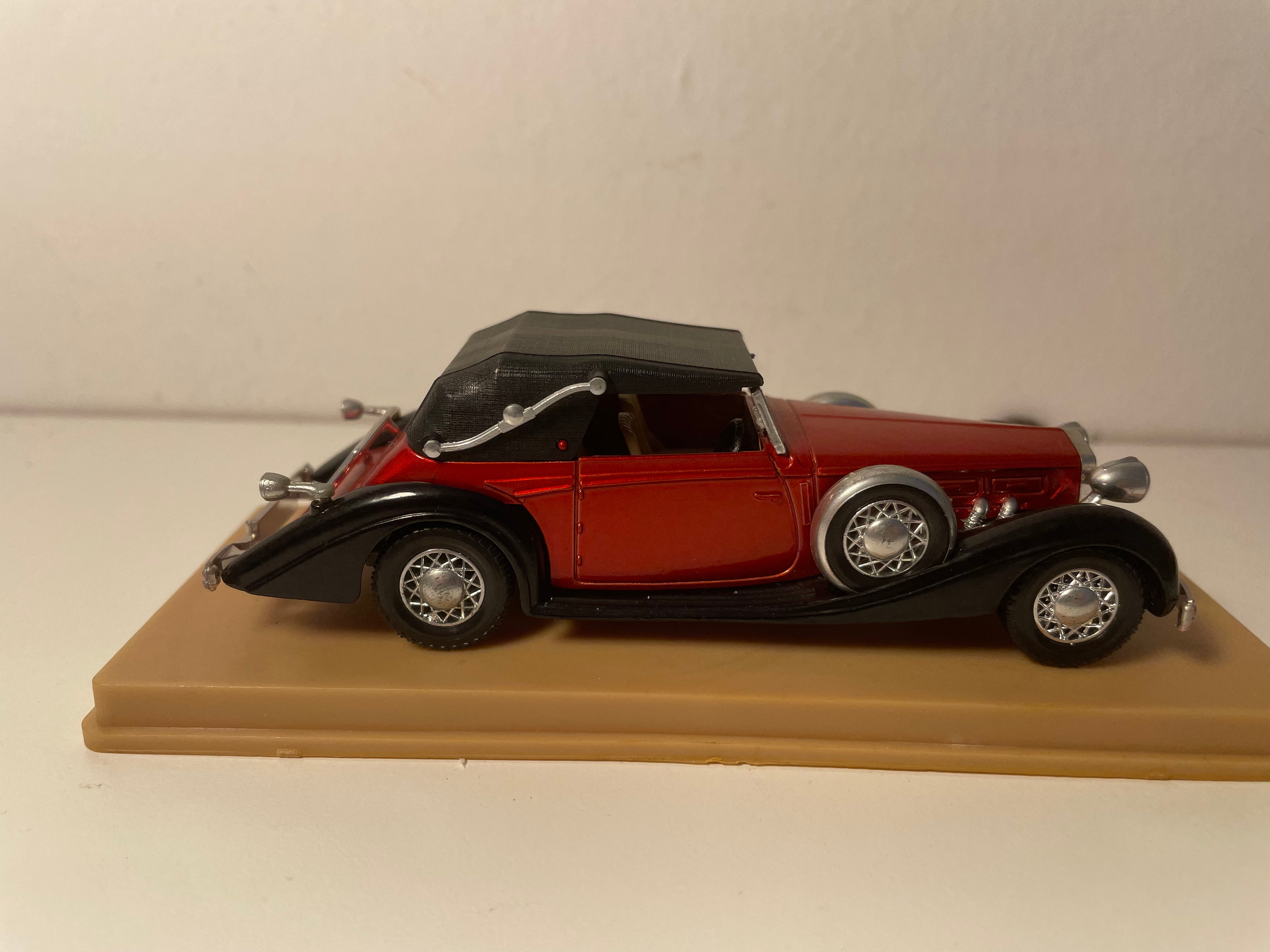 Delage D8 120 rouge et capote noire de 1939 - Solido