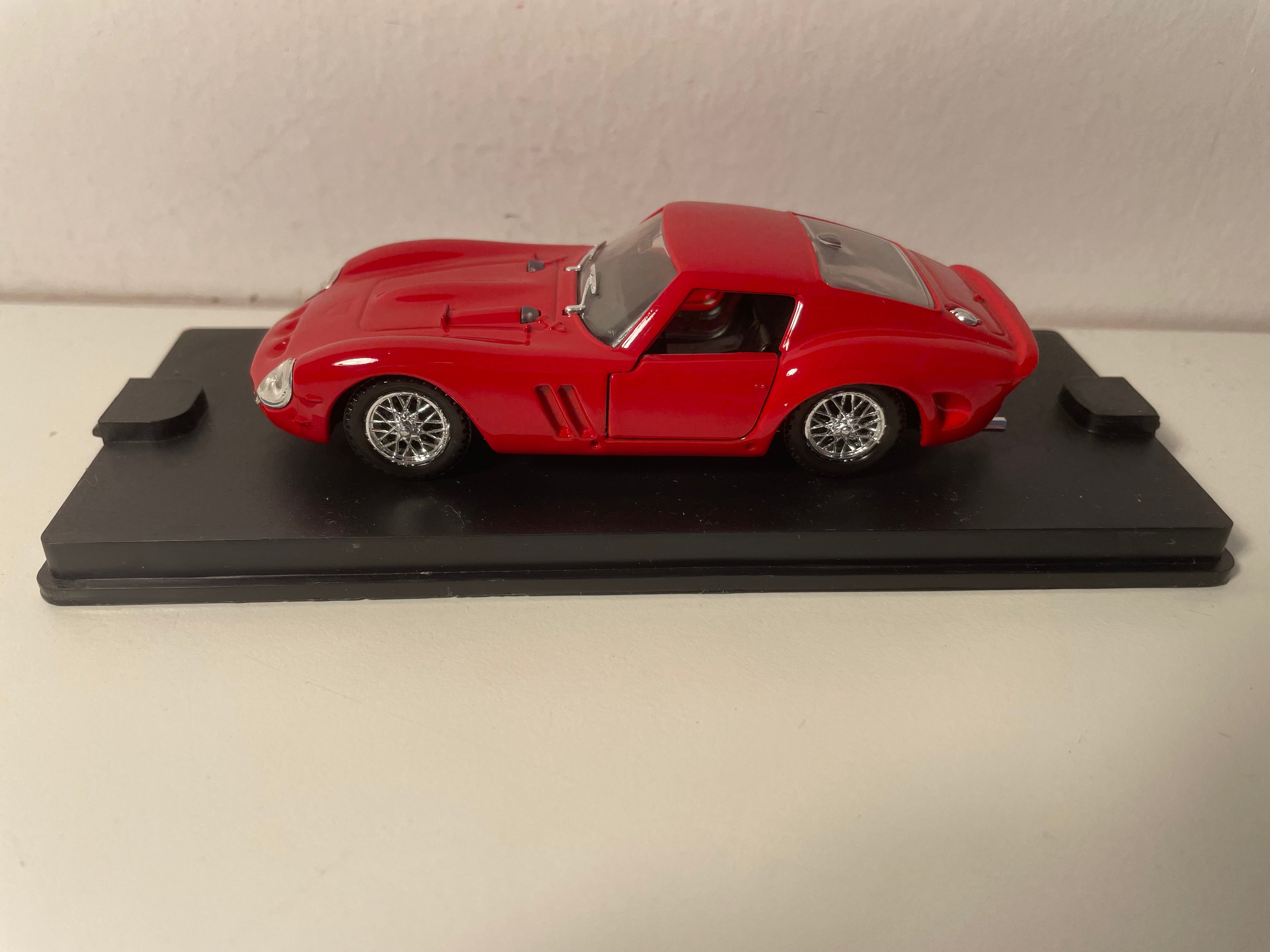 Ferrari 250 GTO vermelho - VEREM