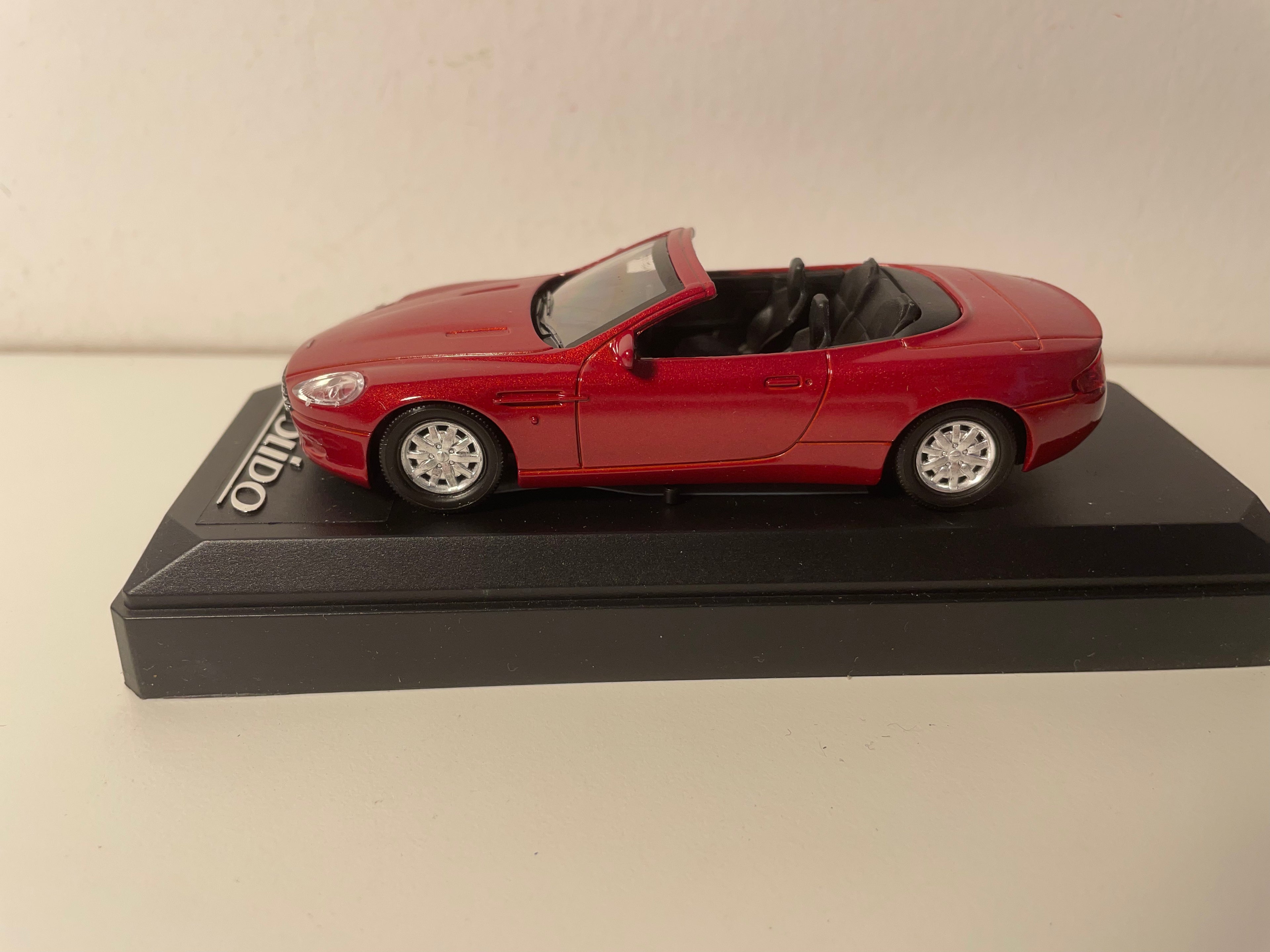 Aston Martin DB9 Volante rout (Solido Referenz 15101)