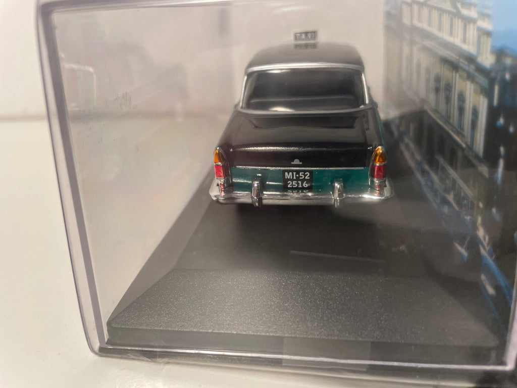 Fiat 1500 gréng mat schwaarze Dach - Taxi zu Mailand (Italien) aus 1963