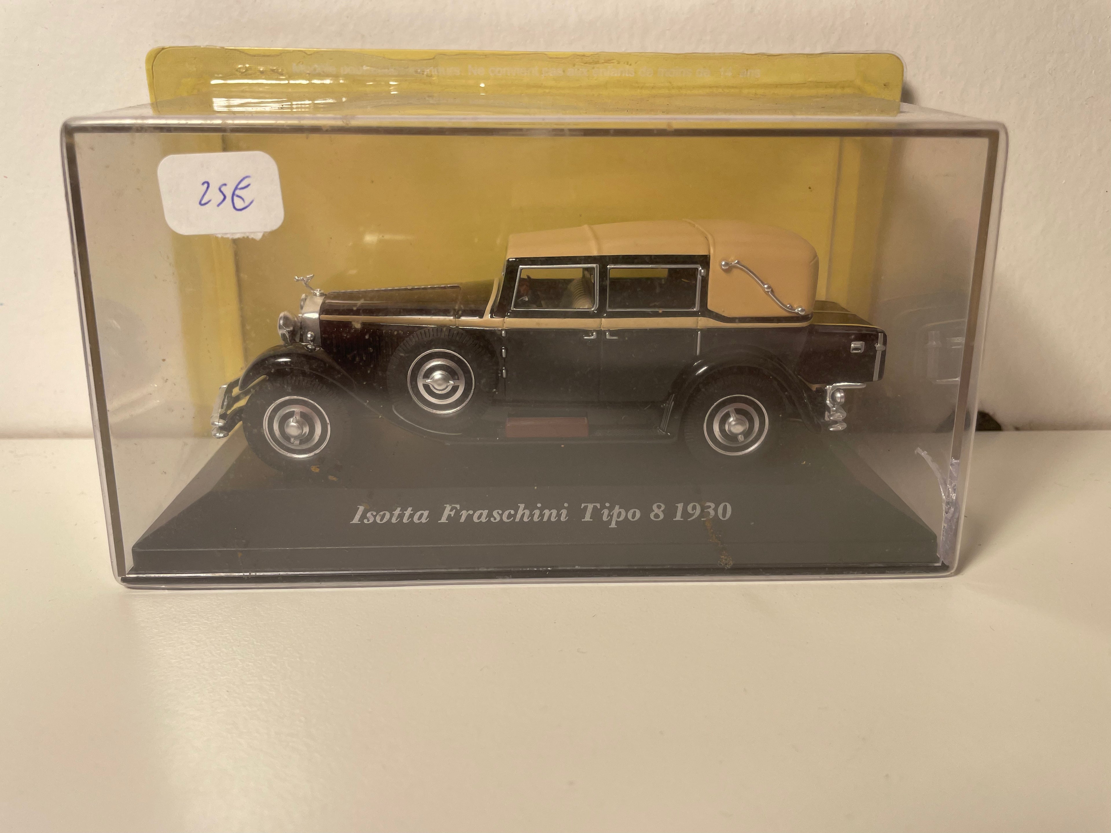 Isotta Fraschini Tipo 8 nera con tetto marrone chiaro del 1930