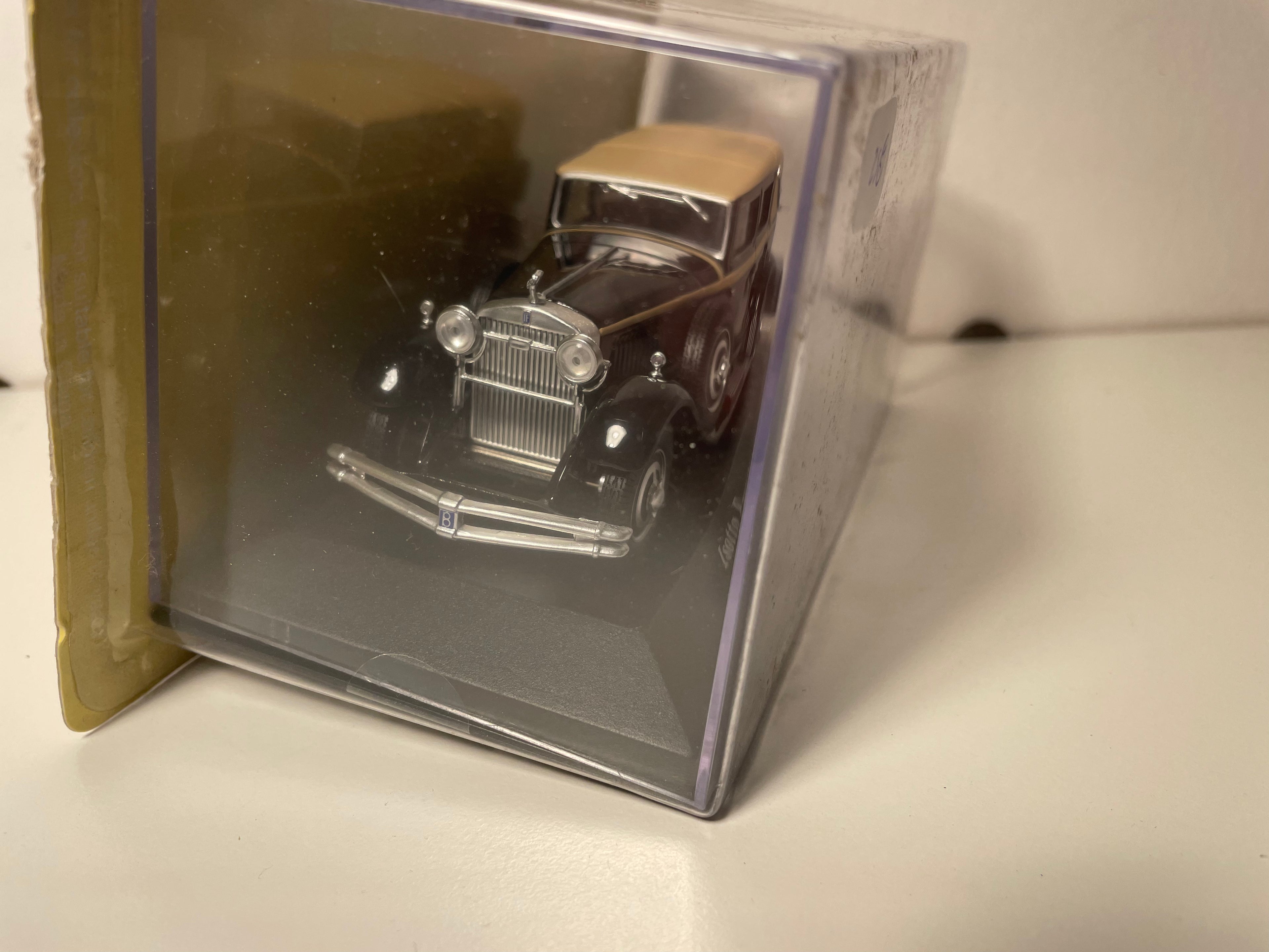 Isotta Fraschini Tipo 8 nera con tetto marrone chiaro del 1930