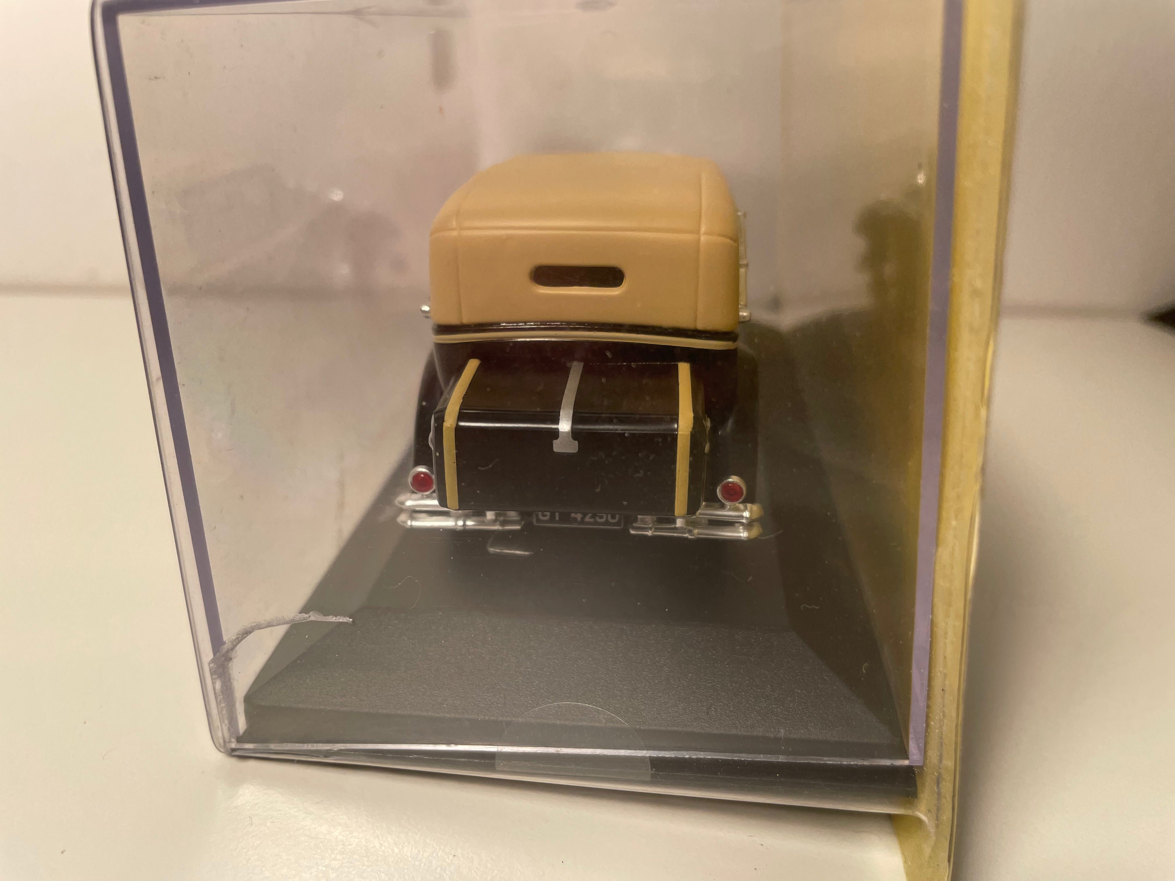 Isotta Fraschini Tipo 8 nera con tetto marrone chiaro del 1930