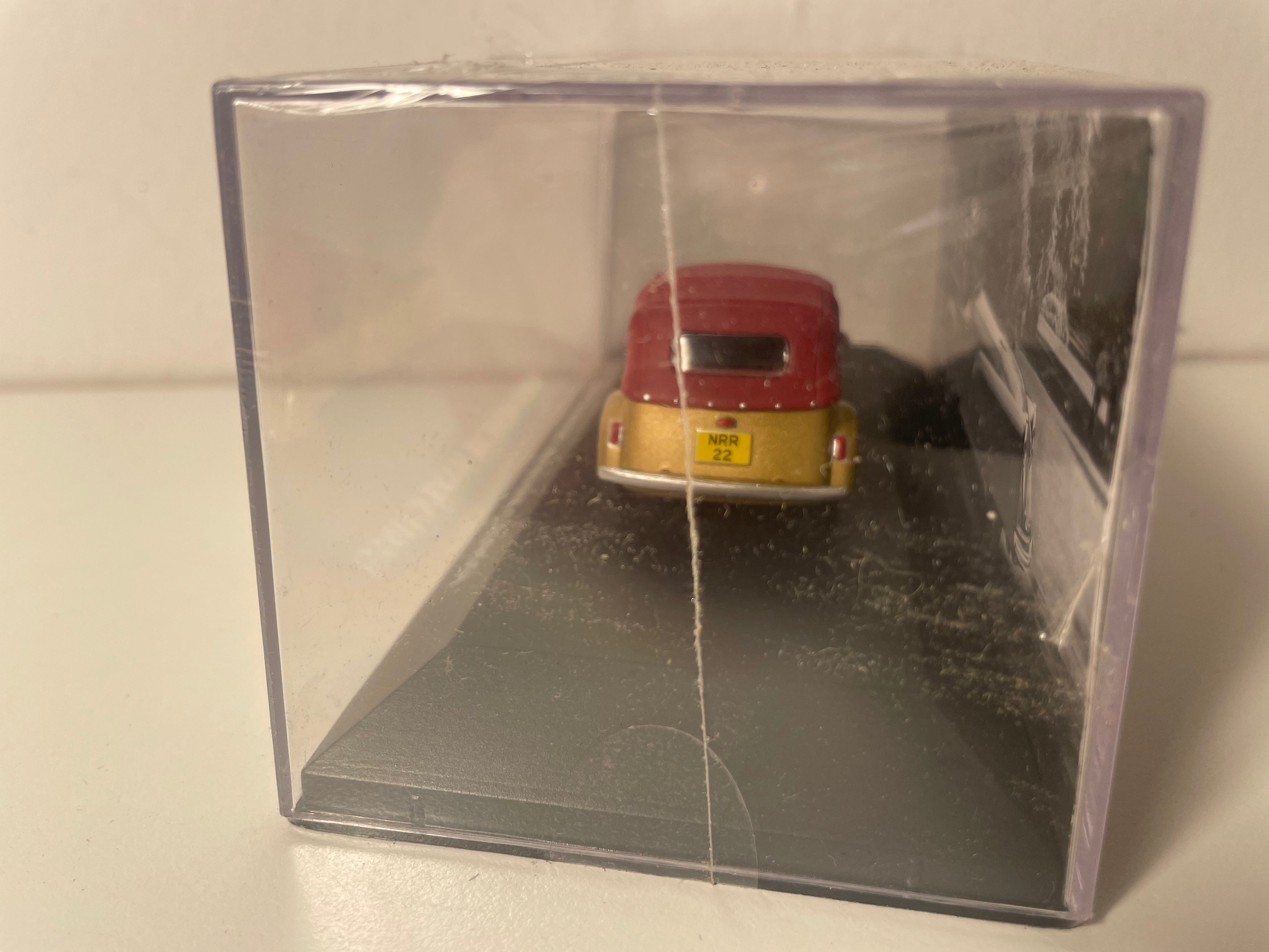 Micro Auto vum Fréieren Bond Minicar Mark C brongt mat burgundy Däch vun 1955 - eng englesch Auto