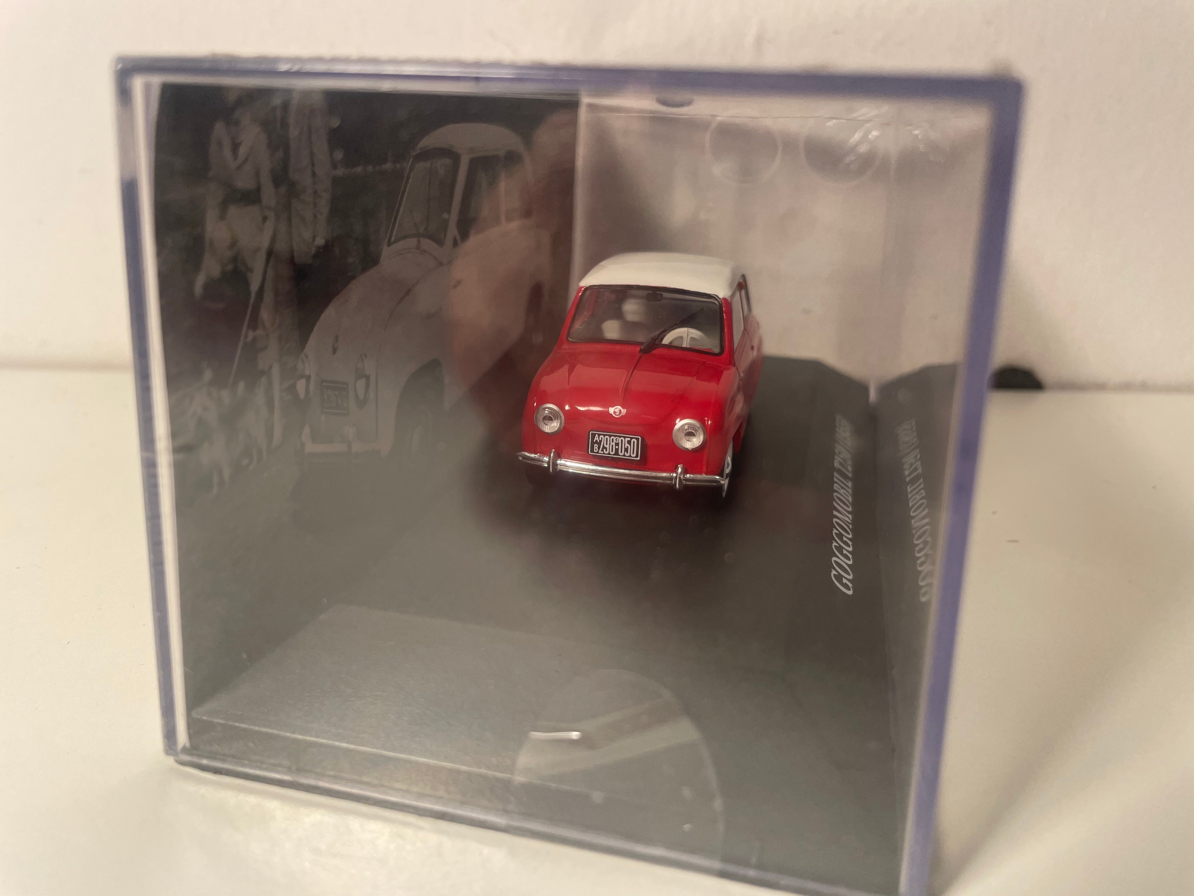 Mikrosauto Goggomobil T250 roude mat wäissem Däch 1955 - däitscht Auto