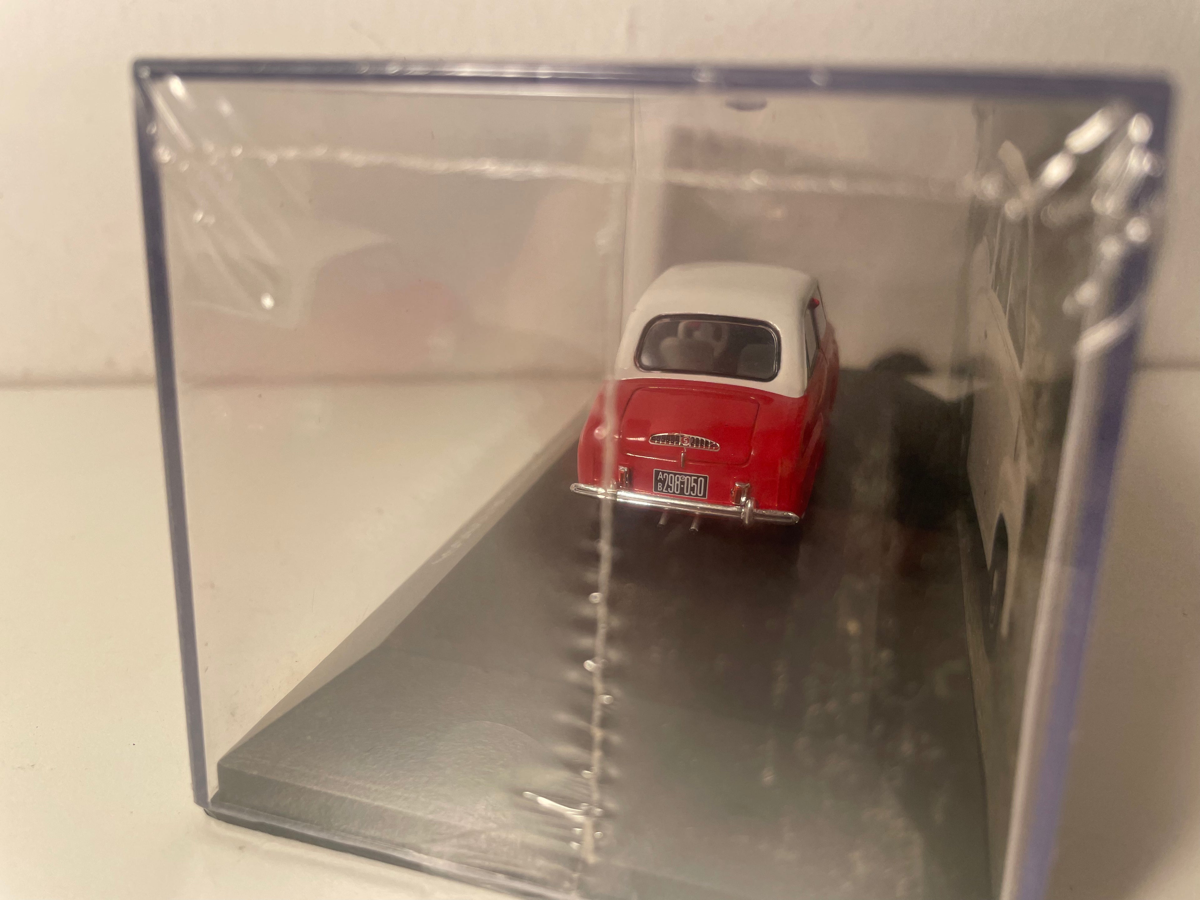 Mikrosauto Goggomobil T250 roude mat wäissem Däch 1955 - däitscht Auto