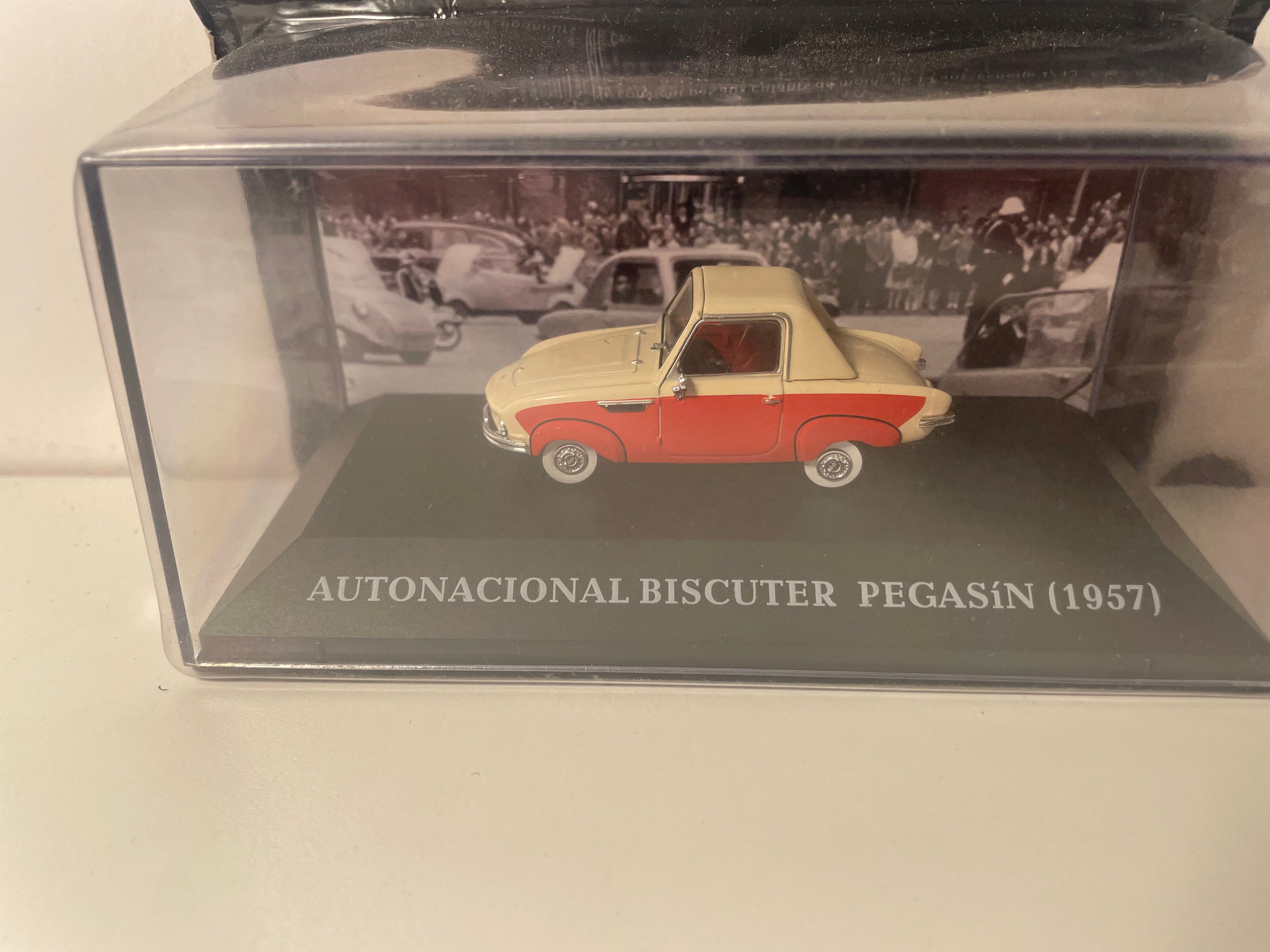 Vintage-Mikrowagen Autonacional Biscuter Pegasin Beige und Rot von 1957 - Spanisches Auto
