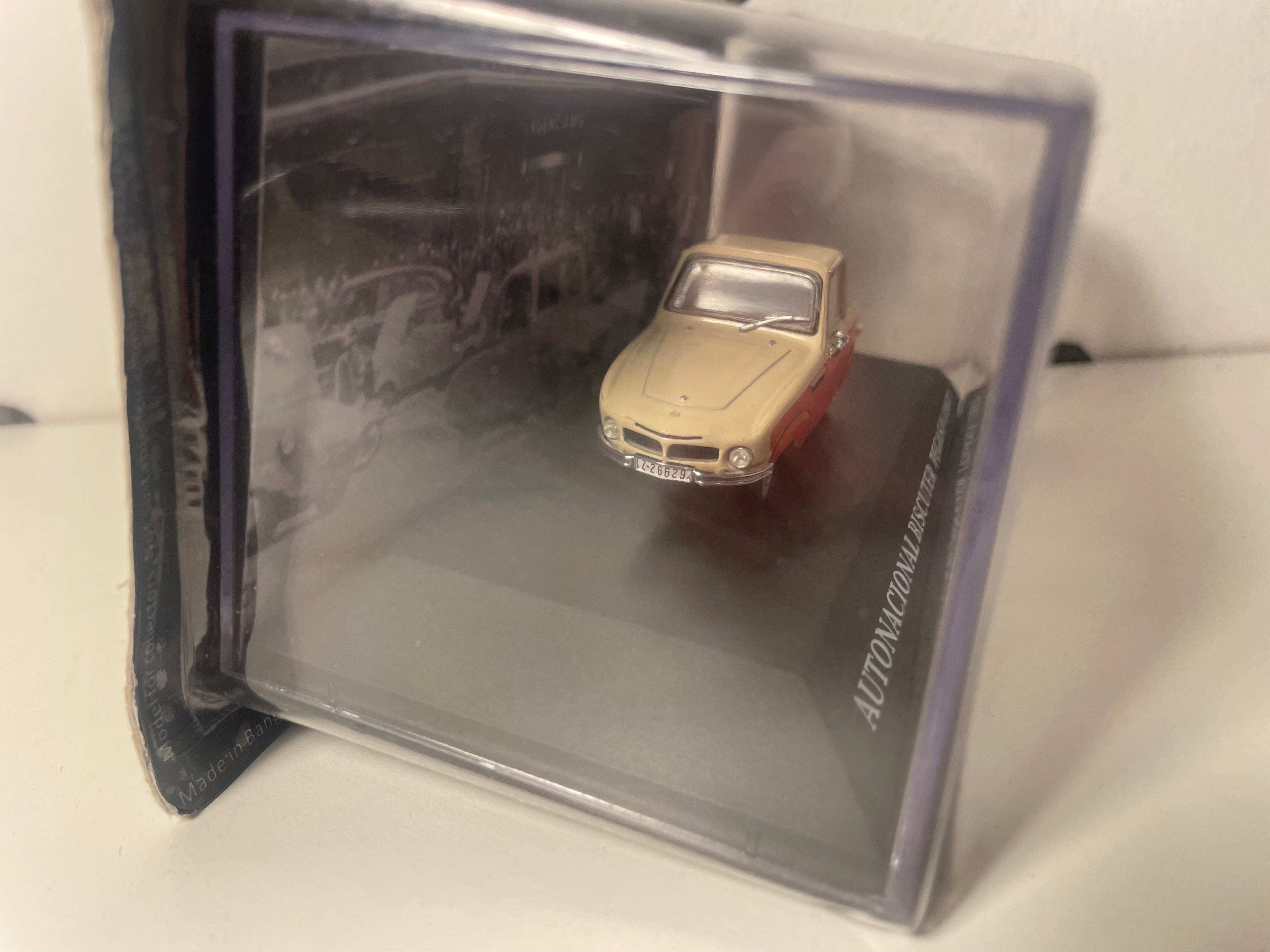 Vintage-Mikrowagen Autonacional Biscuter Pegasin Beige und Rot von 1957 - Spanisches Auto