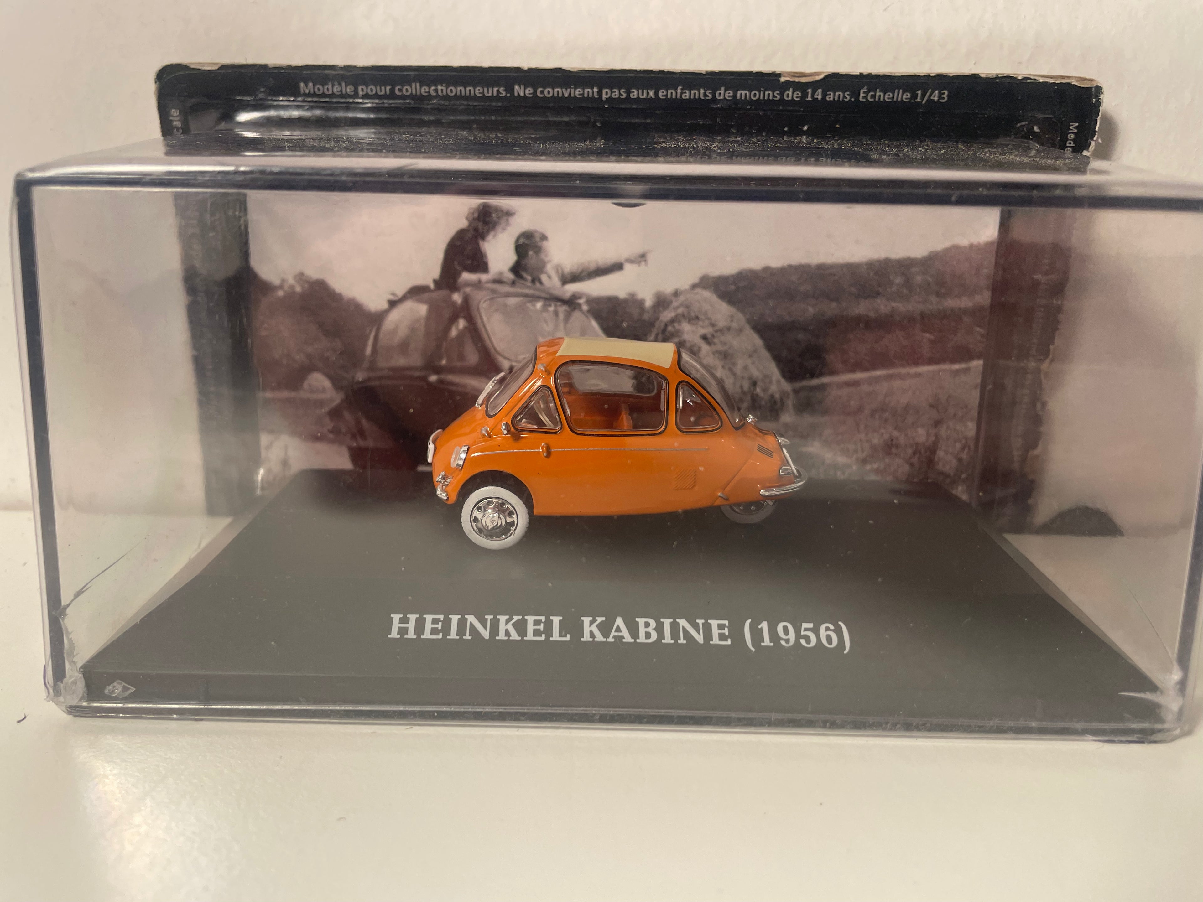 Micro samochód z przeszłości Heinkel Kabine pomarańczowy z 1956 roku - samochód niemiecki