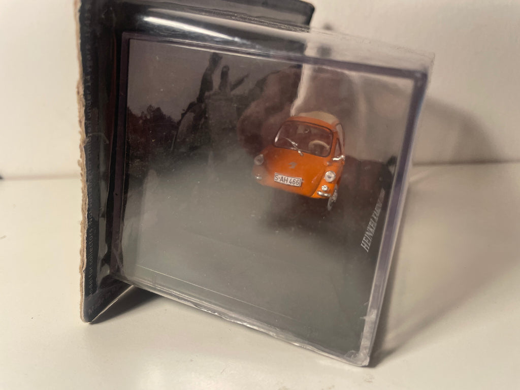 Micro samochód z przeszłości Heinkel Kabine pomarańczowy z 1956 roku - samochód niemiecki