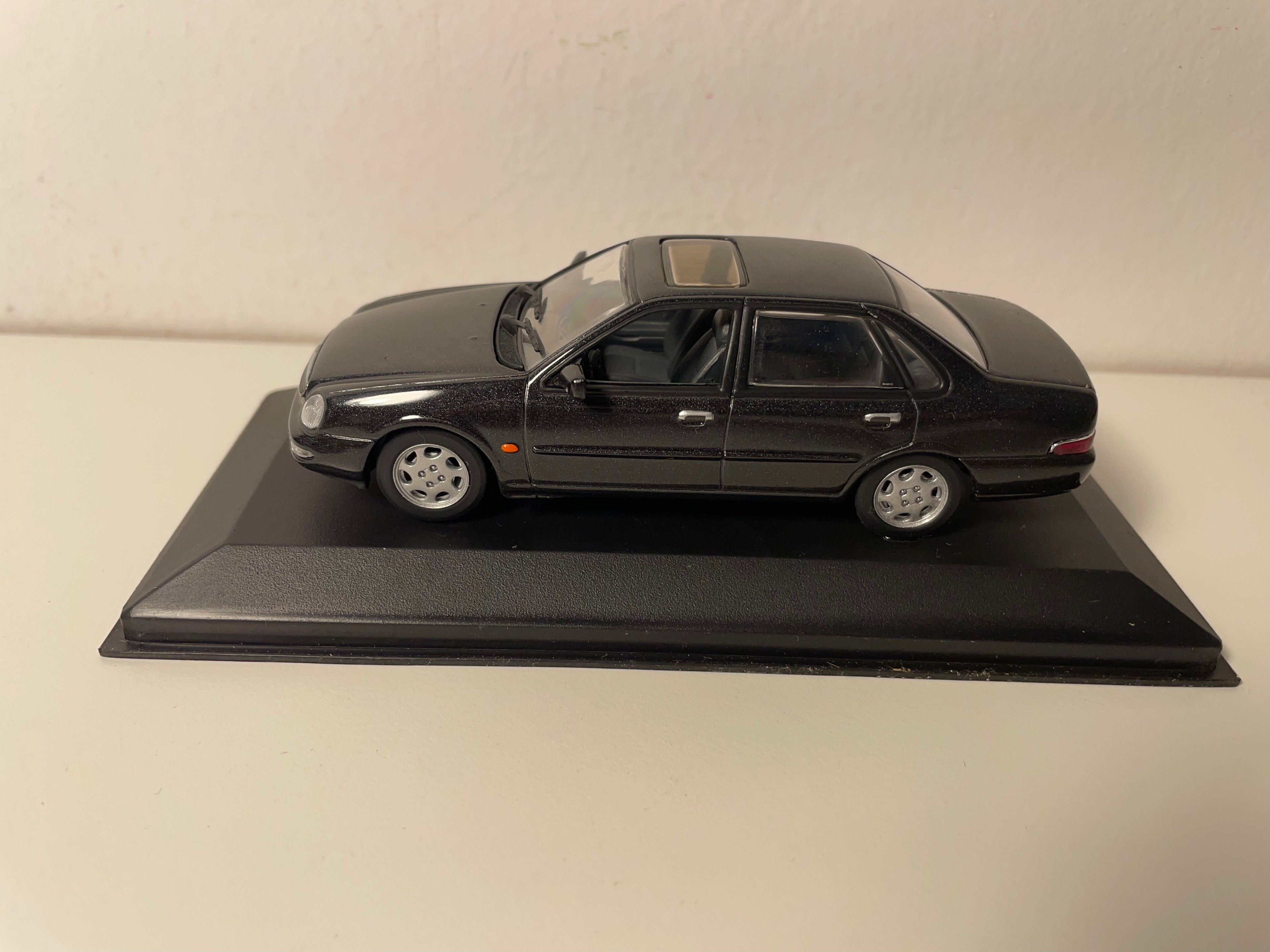 Ford Scorpio Saloon noire de 1995 - MINICHAMPS
