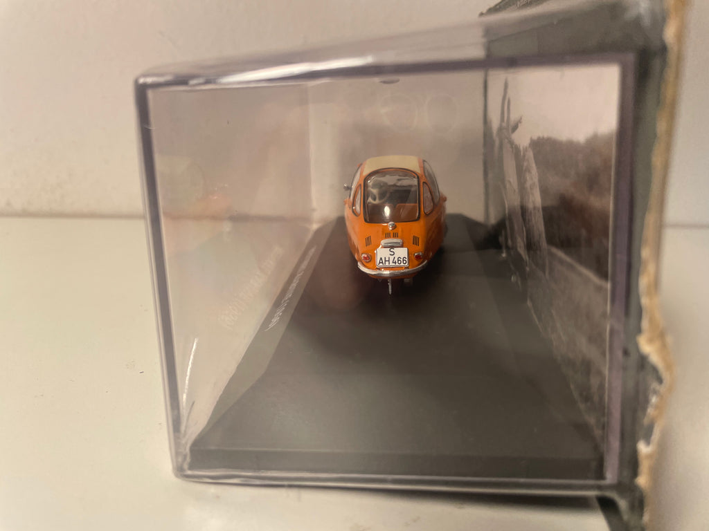 Micro samochód z przeszłości Heinkel Kabine pomarańczowy z 1956 roku - samochód niemiecki