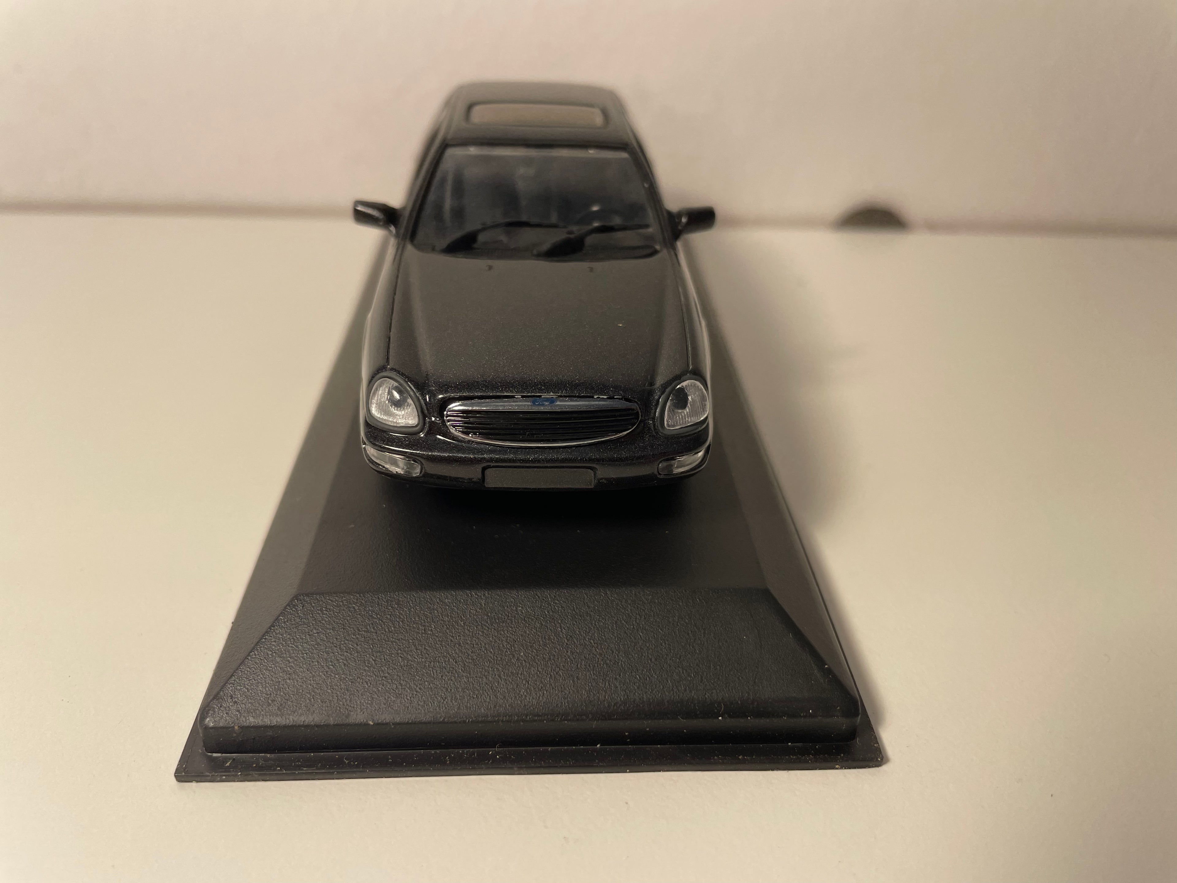 Ford Scorpio Saloon noire de 1995 - MINICHAMPS