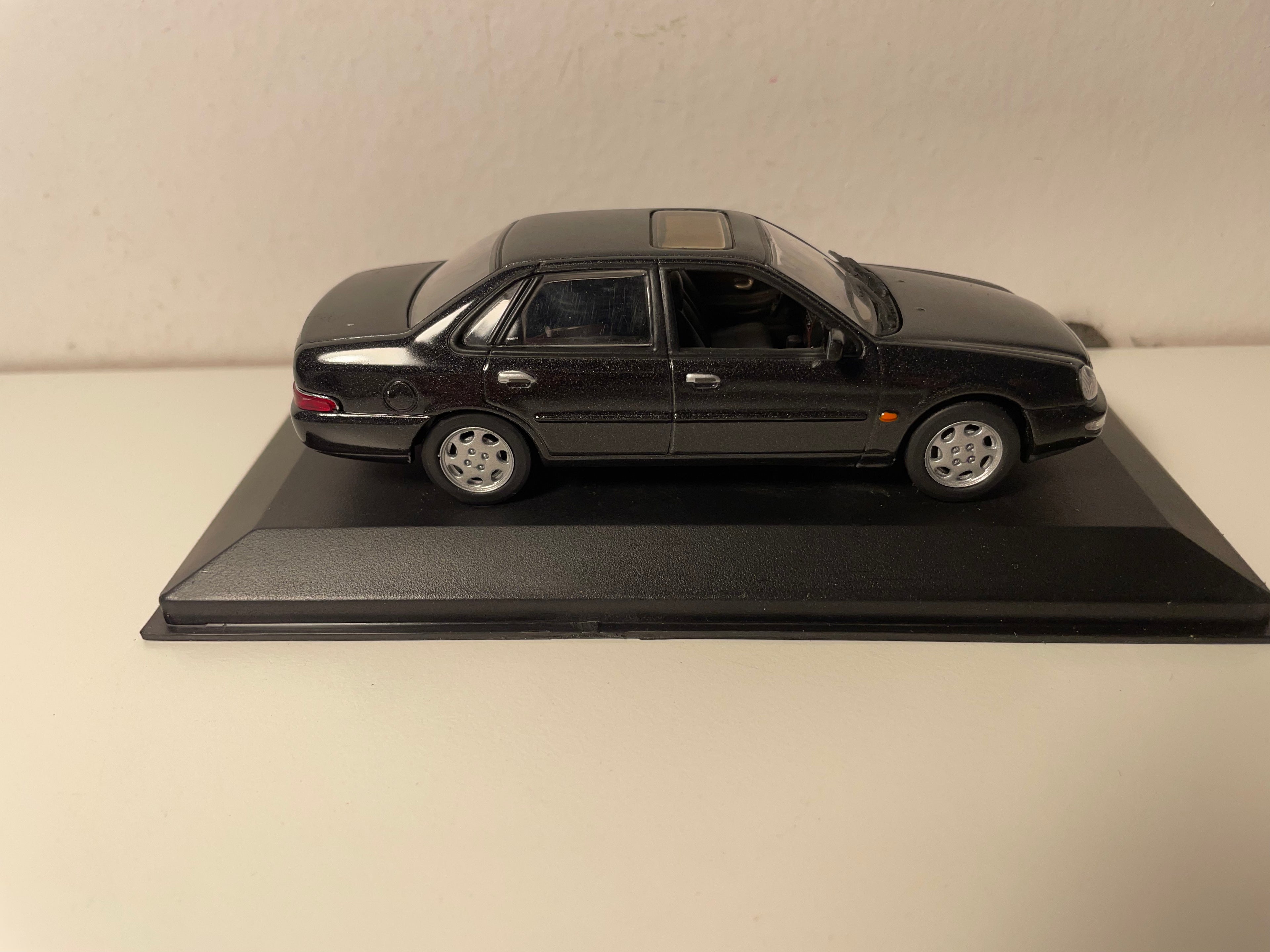 Ford Scorpio Saloon noire de 1995 - MINICHAMPS