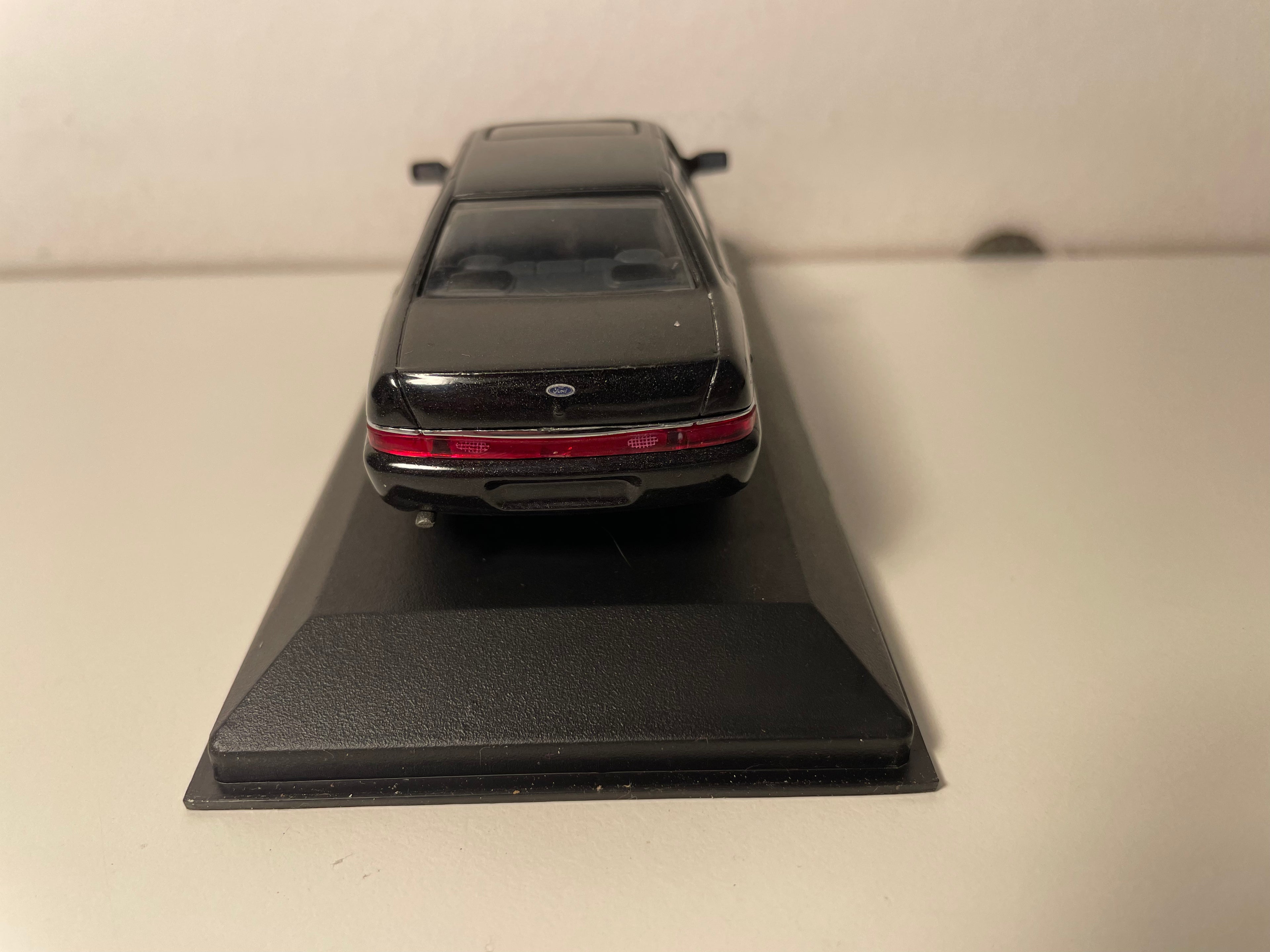 Ford Scorpio Saloon noire de 1995 - MINICHAMPS