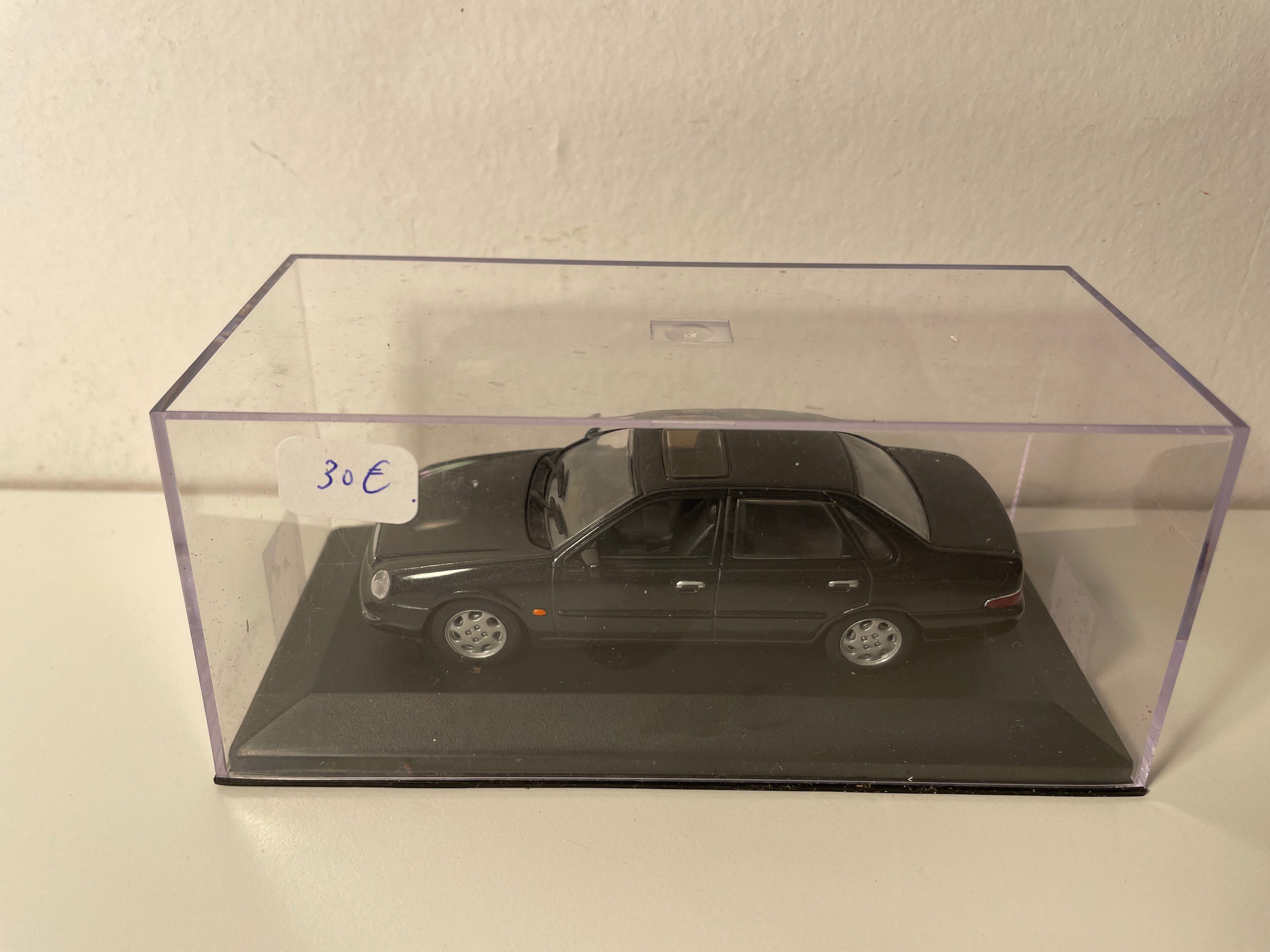 Ford Scorpio Saloon noire de 1995 - MINICHAMPS