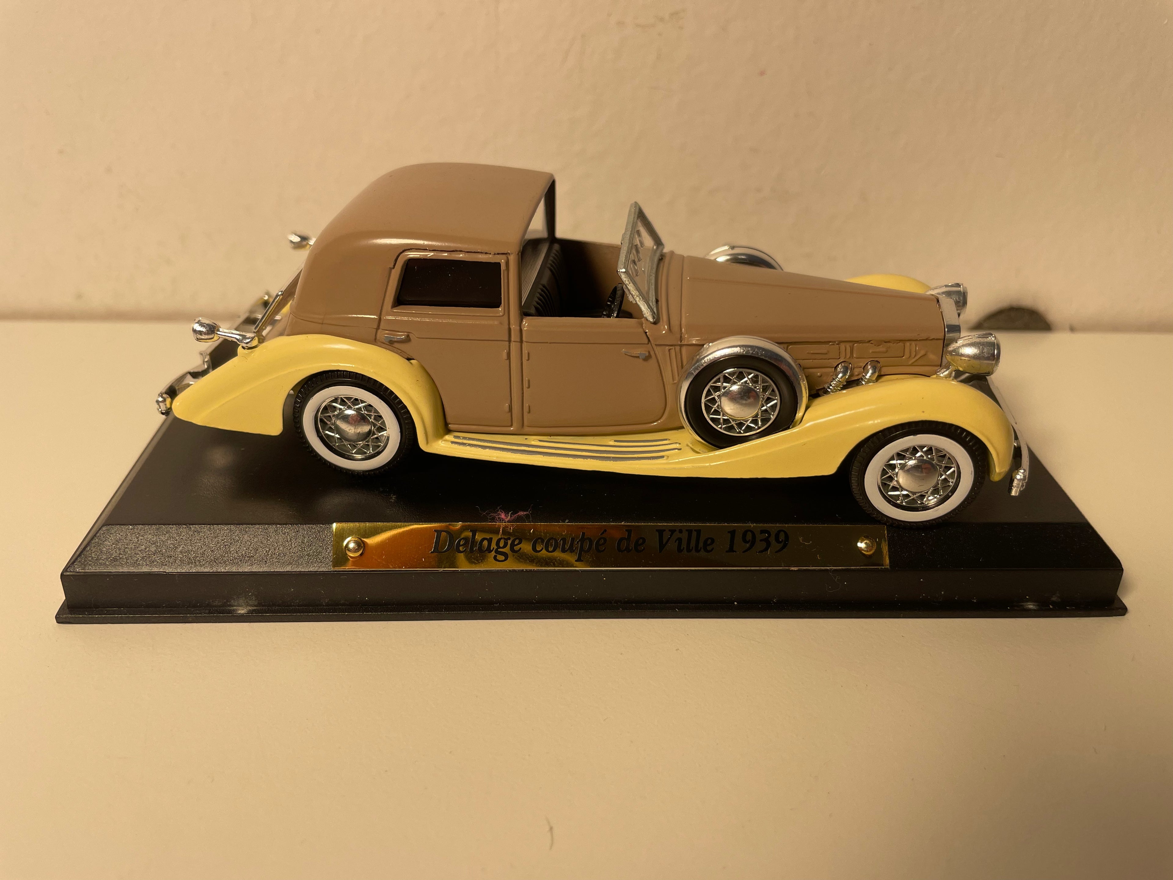 Delage coupé de Ville marrone e beige del 1939 (auto eccezionali)