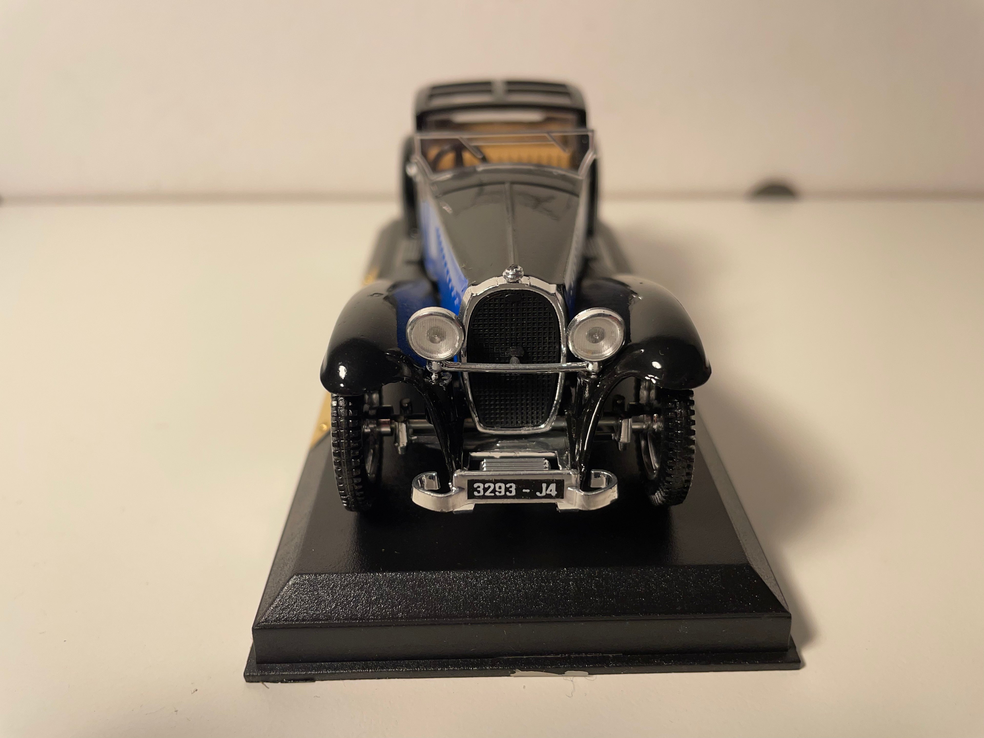 Bugatti royale noire et bleue de 1928 (collection Voitures d'exception)