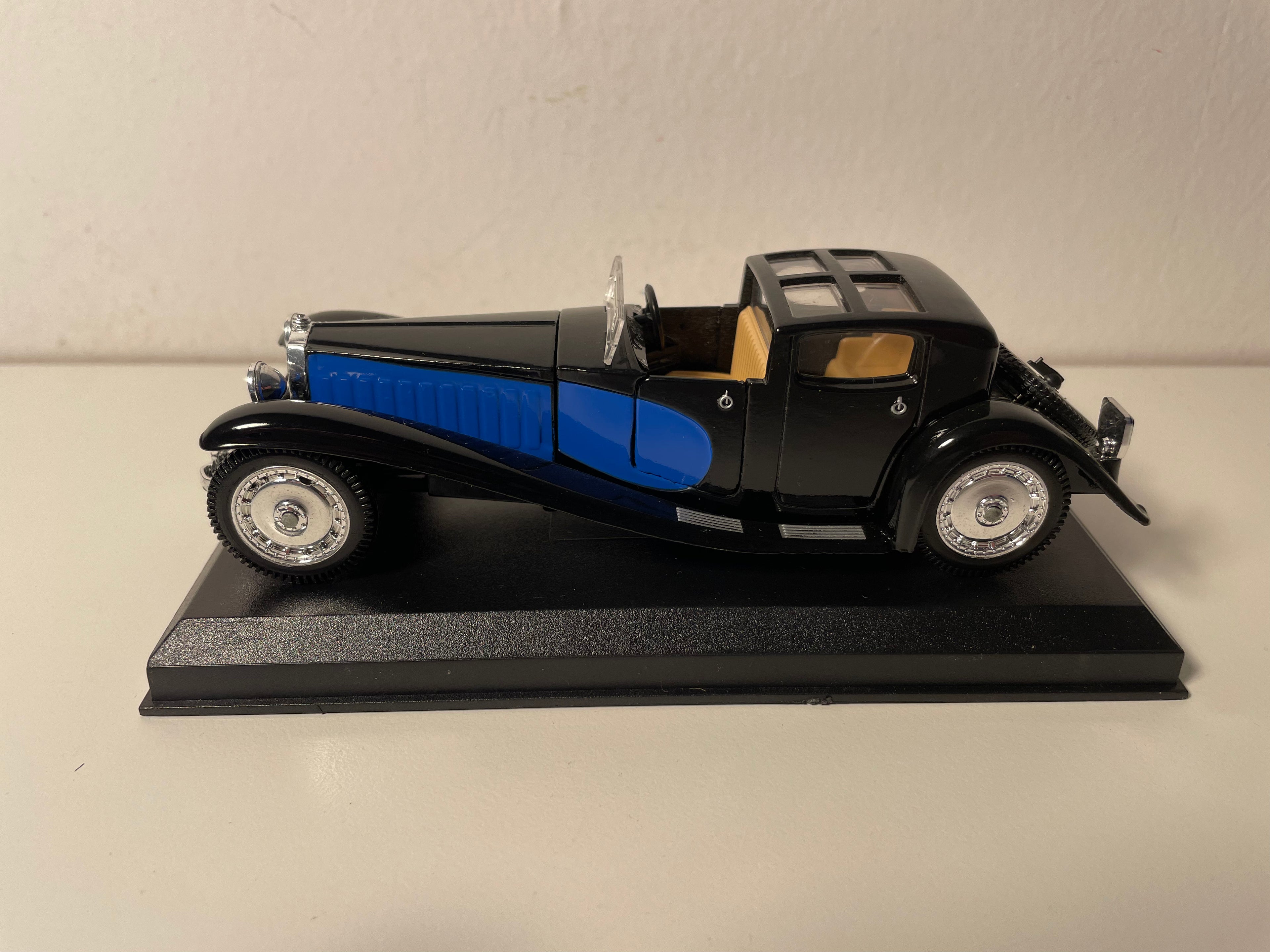 Bugatti royale noire et bleue de 1928 (collection Voitures d'exception)