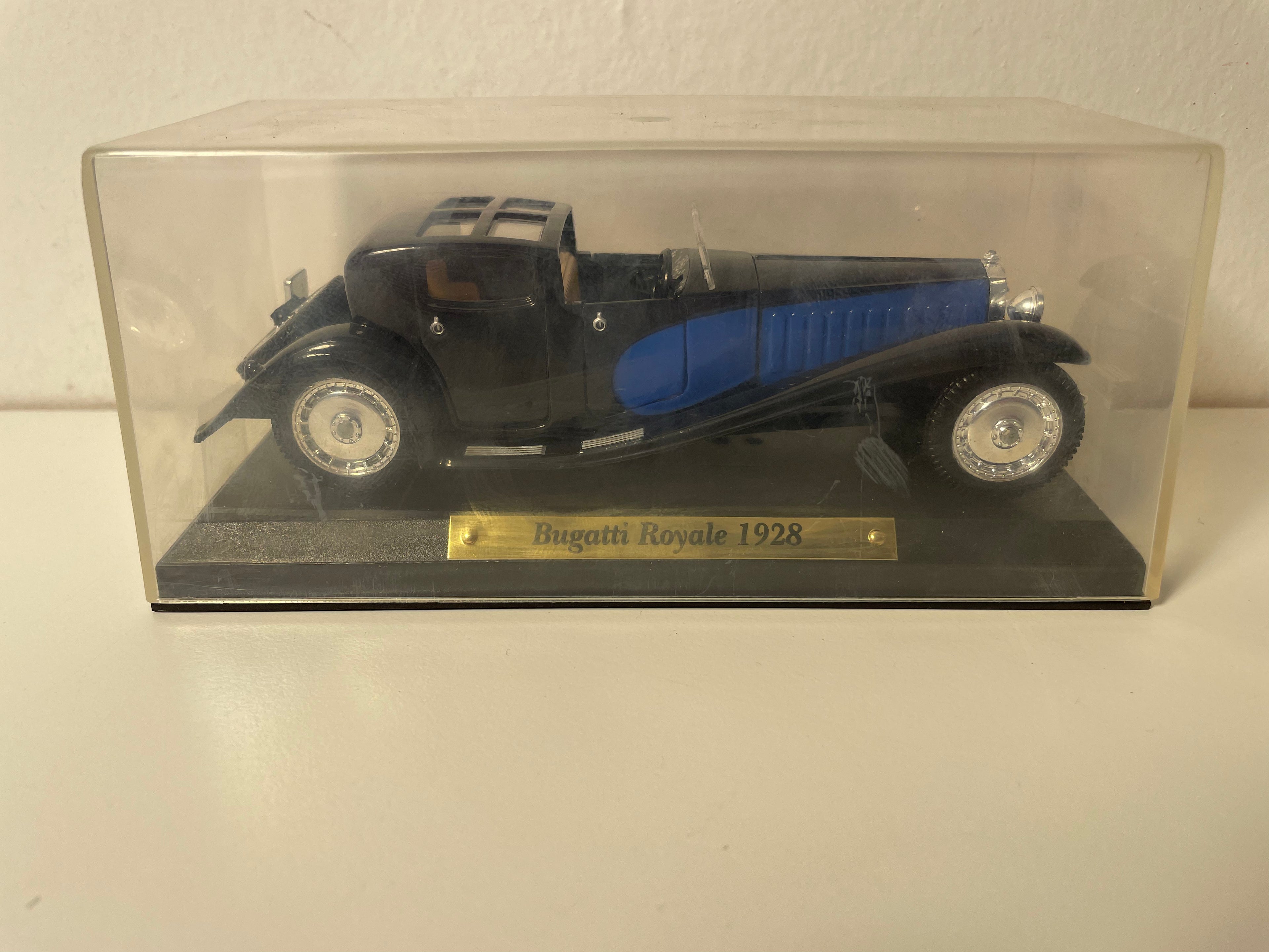 Bugatti royale noire et bleue de 1928 (collection Voitures d'exception)