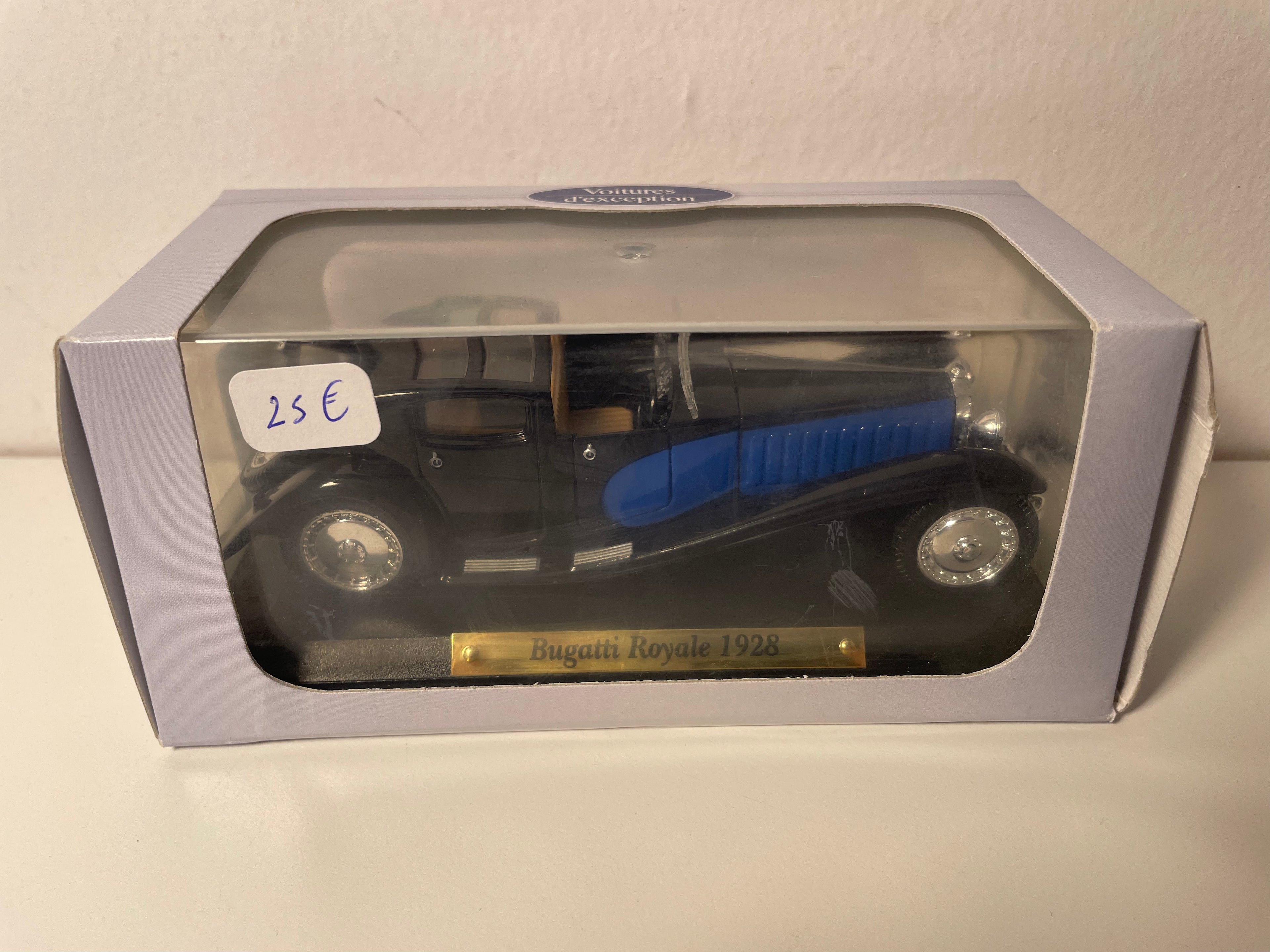 Bugatti royale noire et bleue de 1928 (collection Voitures d'exception)