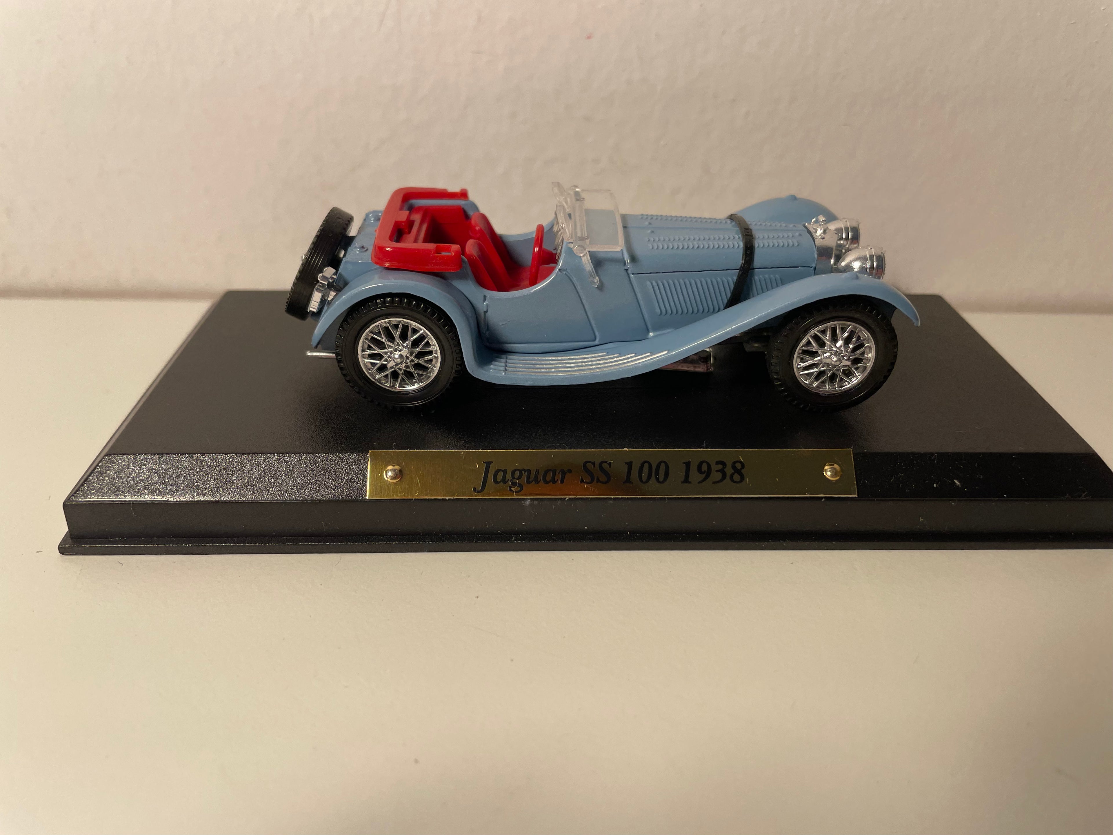 Jaguar SS 100 blu del 1938 (collezione Auto eccezionali)