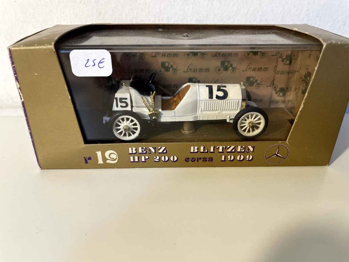 Blitzen Benz HP 200 vun 1909 wäiss Nummer 15 - Rennwagen (Brumm R19)