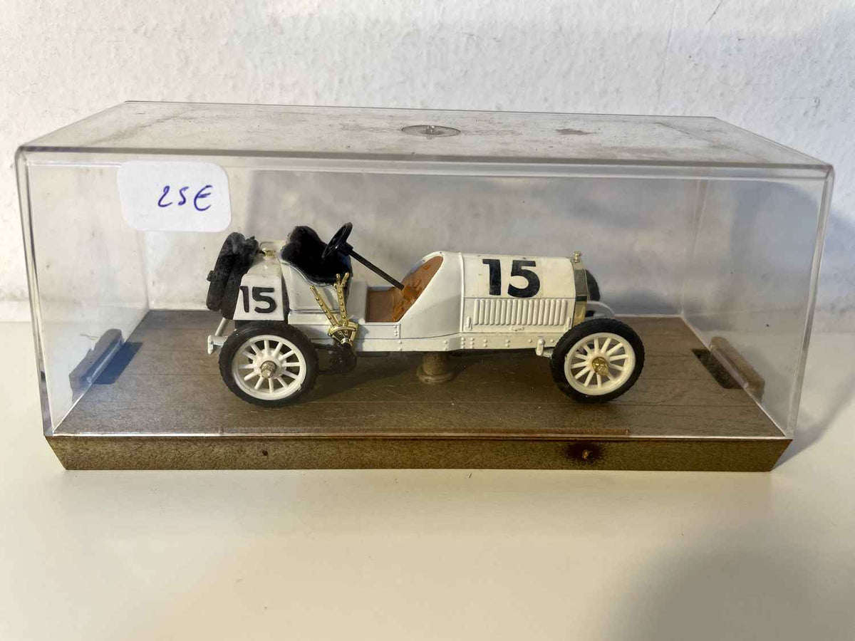 Blitzen Benz HP 200 vun 1909 wäiss Nummer 15 - Rennwagen (Brumm R19)