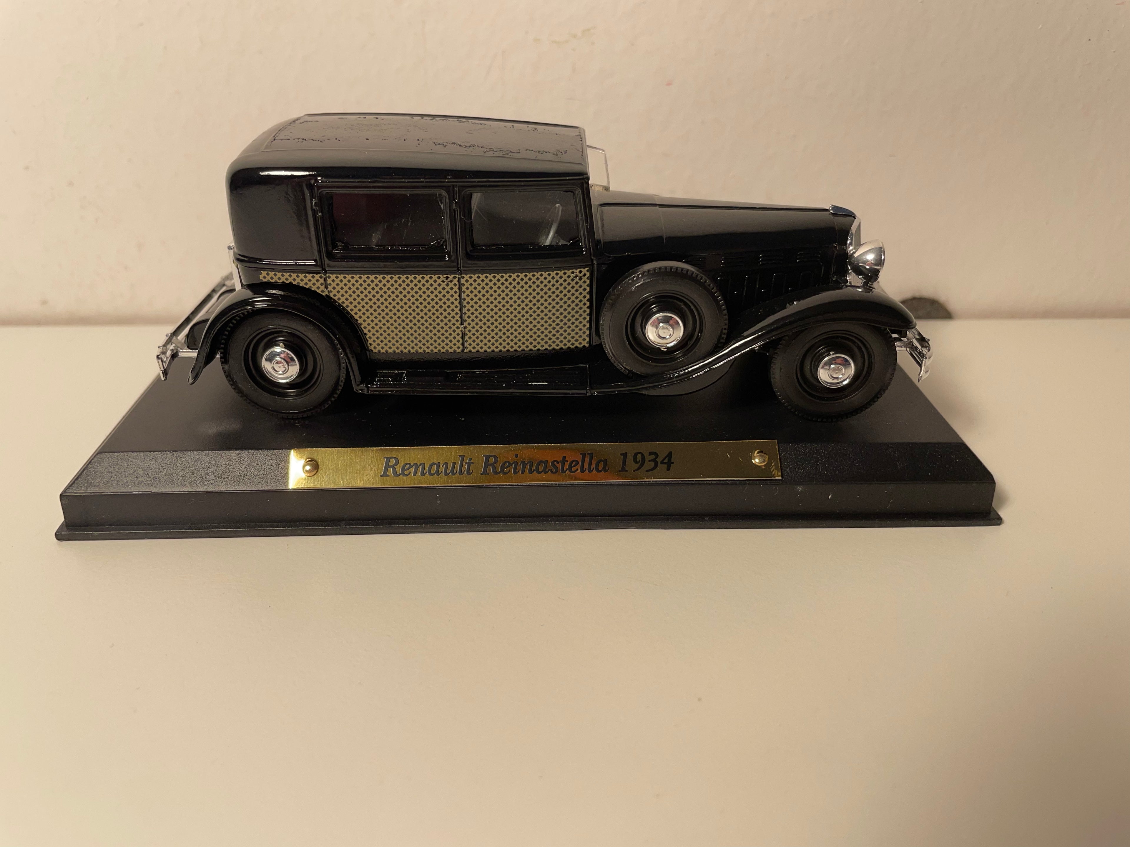 Renault Réinastella nera con damier neri e verdi sulle porte del 1934 (collezione Auto Eccezionali)