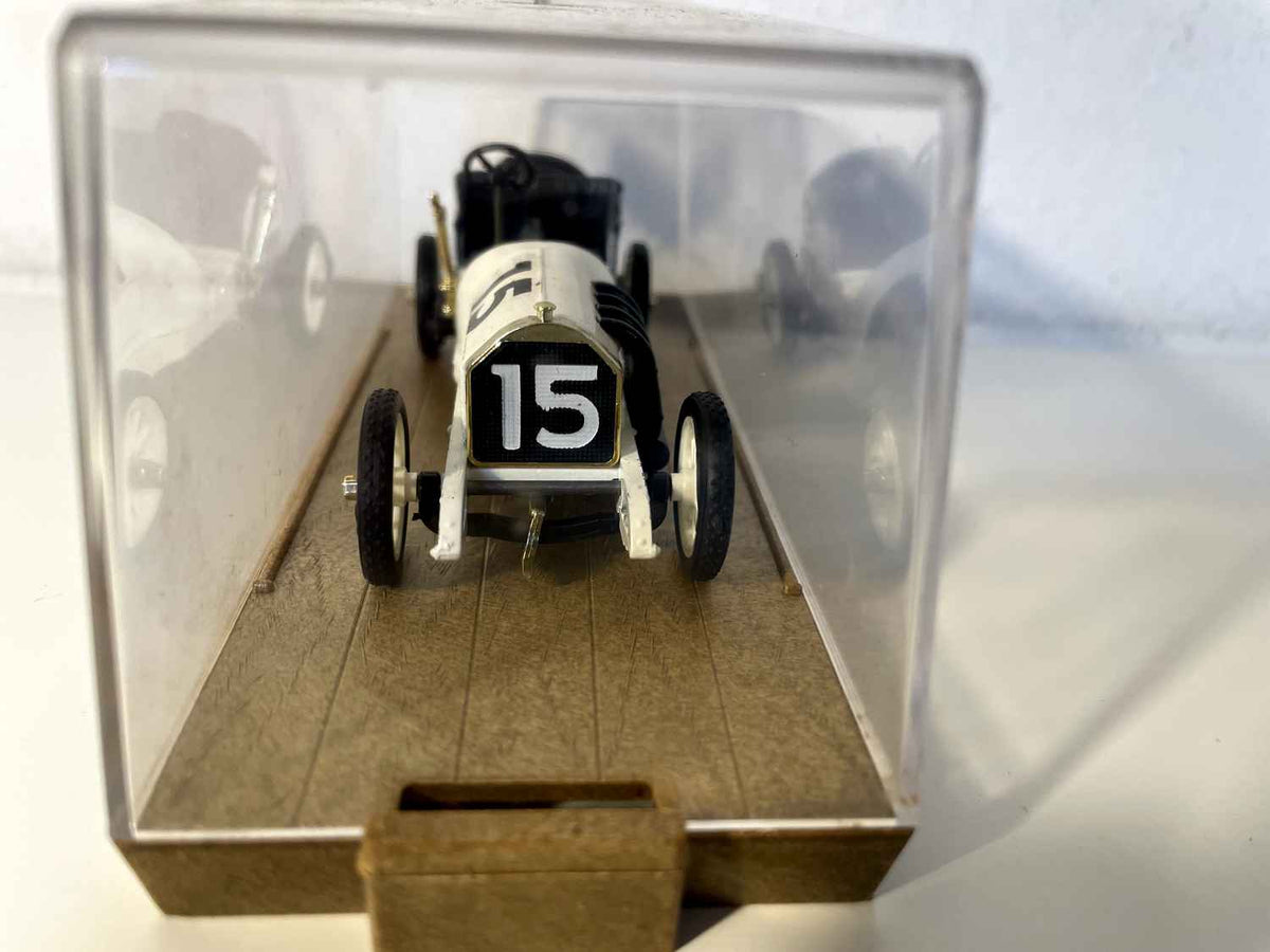 Blitzen Benz HP 200 vun 1909 wäiss Nummer 15 - Rennwagen (Brumm R19)