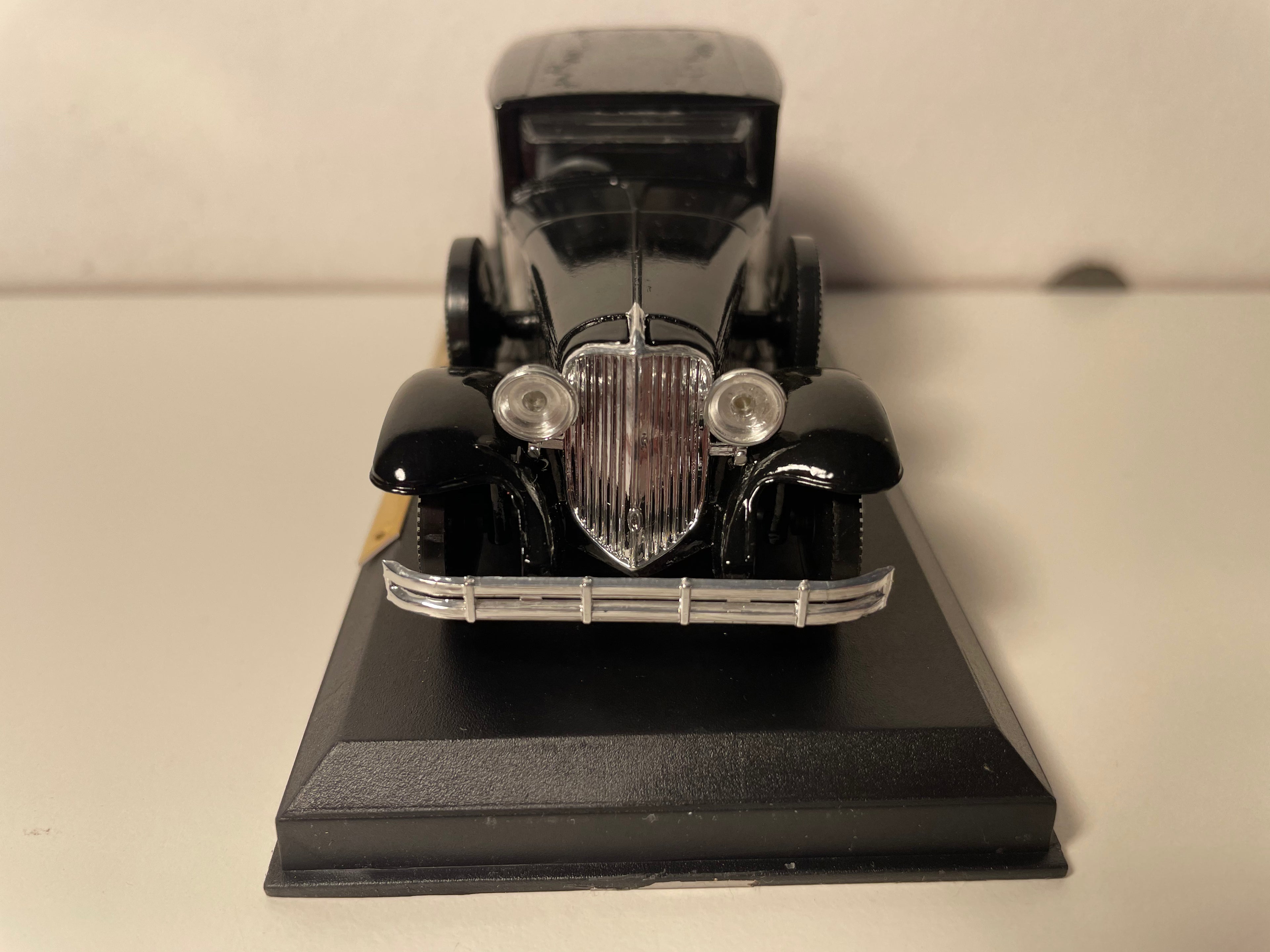 Renault Réinastella nera con damier neri e verdi sulle porte del 1934 (collezione Auto Eccezionali)