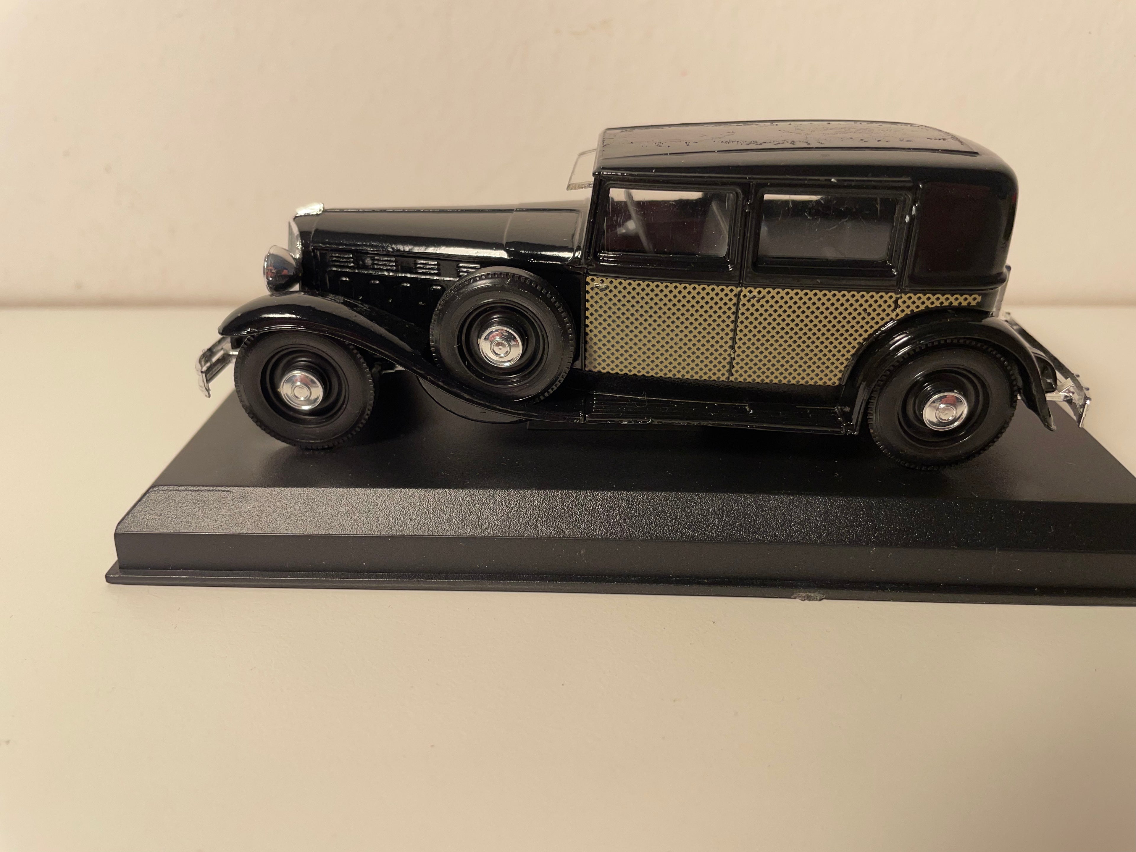 Renault Réinastella nera con damier neri e verdi sulle porte del 1934 (collezione Auto Eccezionali)