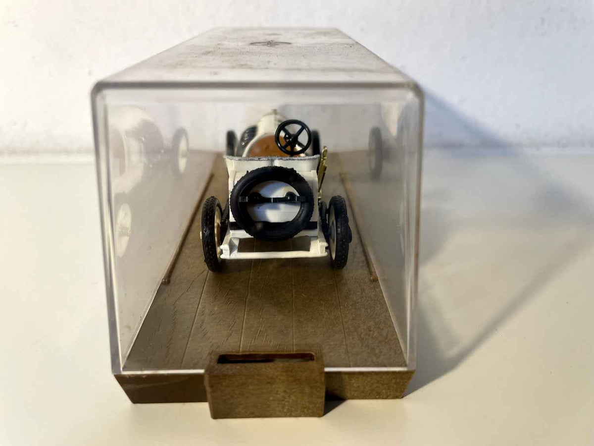 Blitzen Benz HP 200 vun 1909 wäiss Nummer 15 - Rennwagen (Brumm R19)