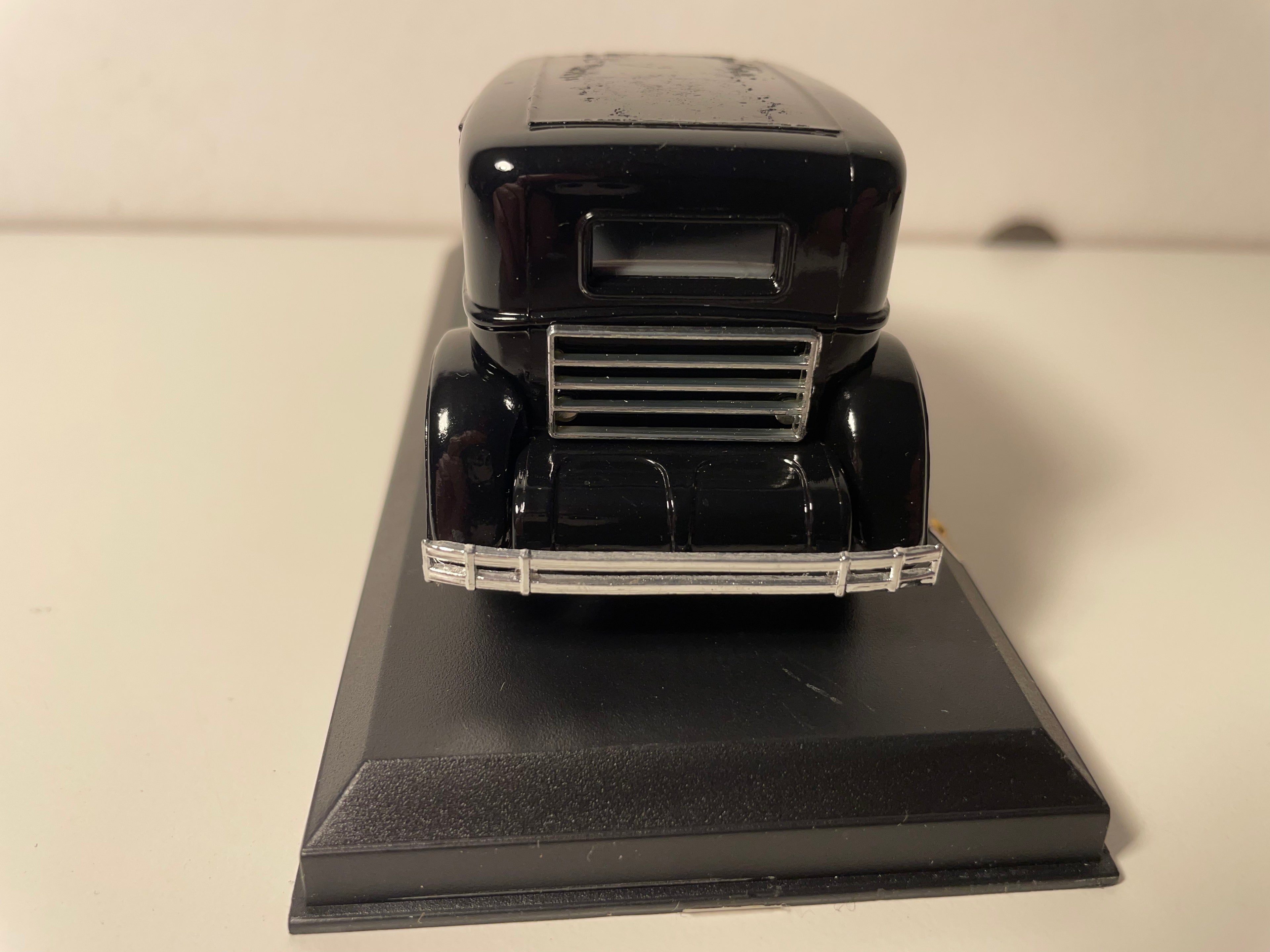Renault Réinastella nera con damier neri e verdi sulle porte del 1934 (collezione Auto Eccezionali)
