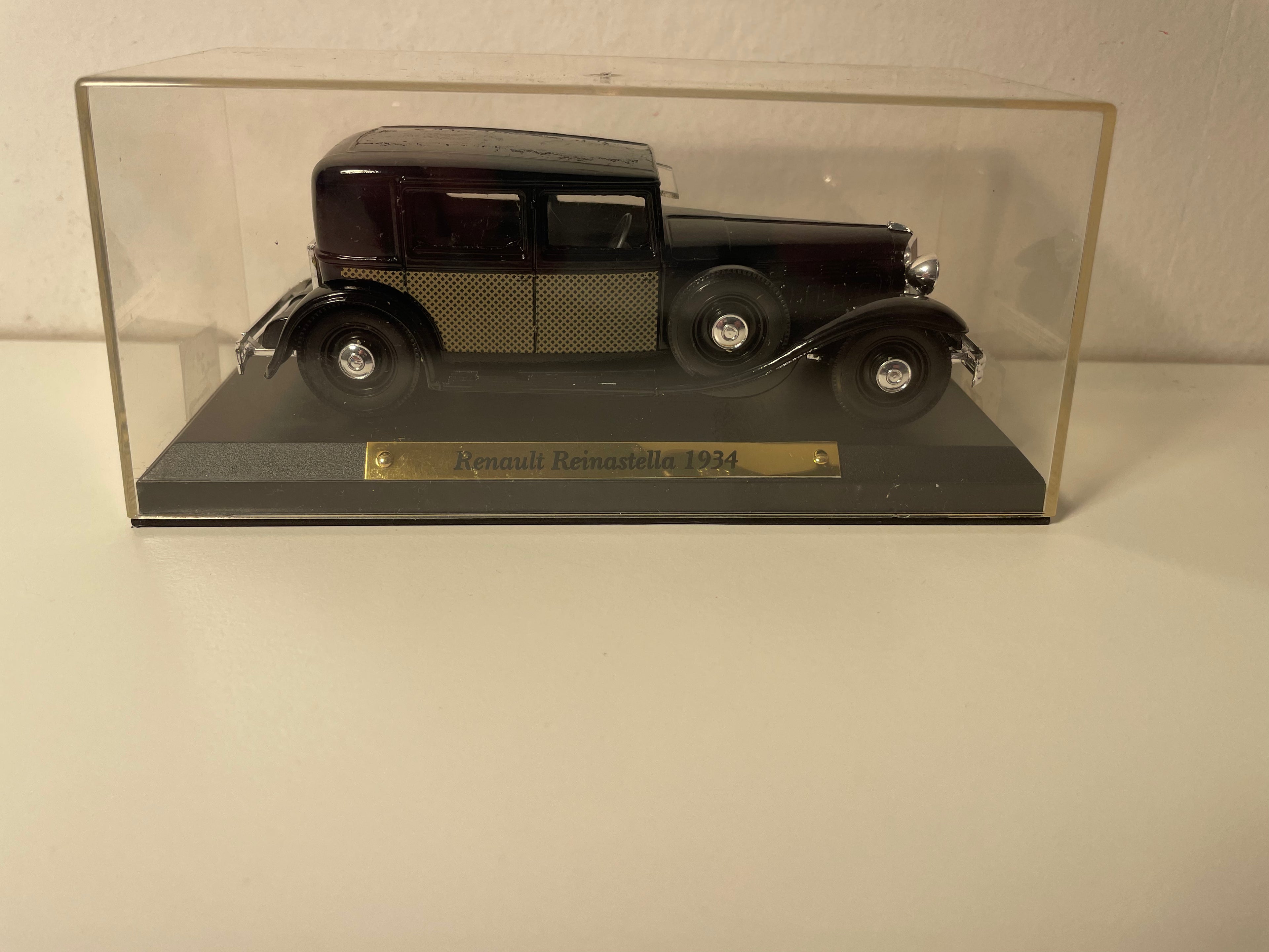 Renault Réinastella nera con damier neri e verdi sulle porte del 1934 (collezione Auto Eccezionali)